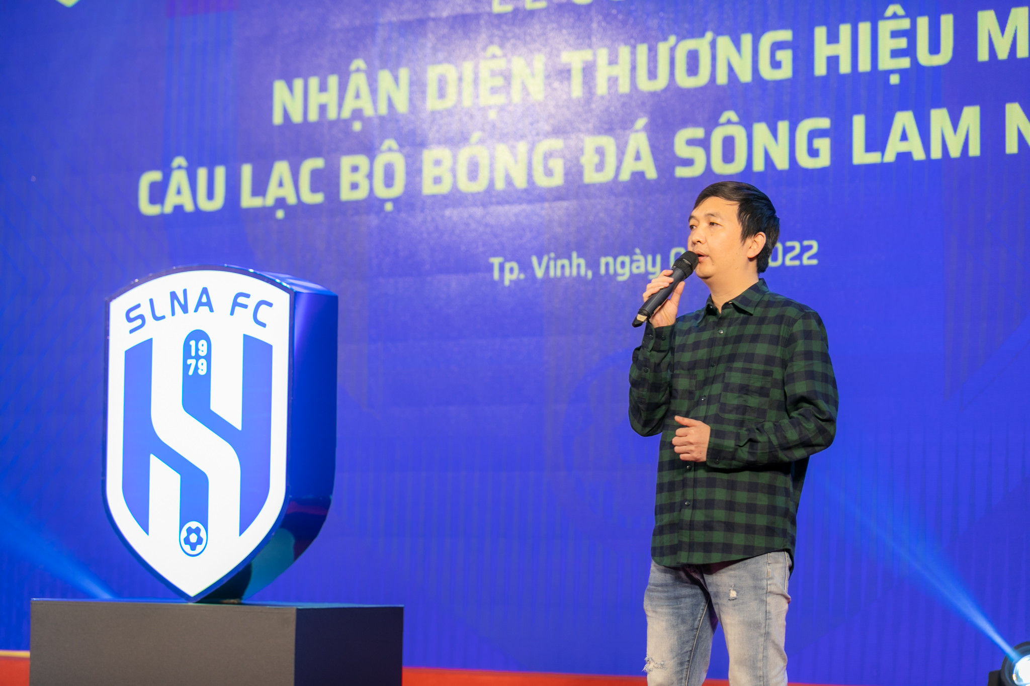 Tác giả Trần Văn Thắng thành viên nhóm Tixco nêu ý nghĩa của Logo. Ảnh: Đức Anh