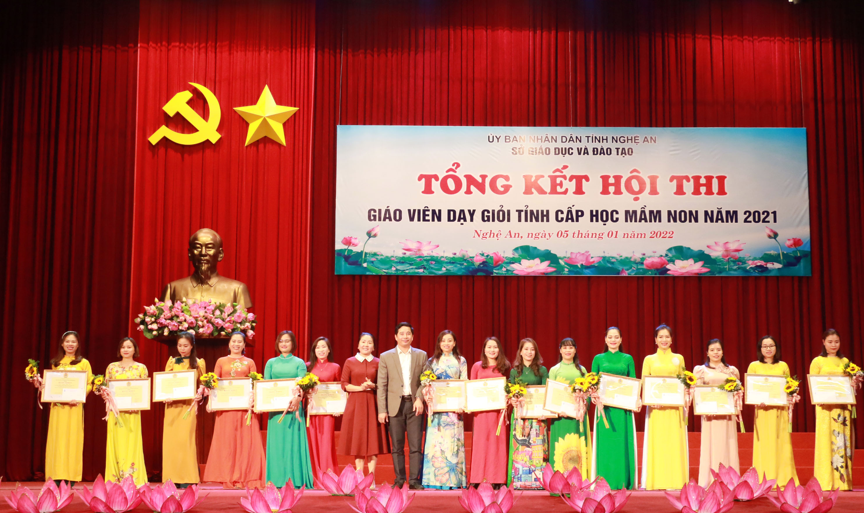 Phó Chủ tịch Liên đoàn Lao động tỉnh Nguyễn Thị Thu Nhi trao bằng khen của Liên đoàn Lao động tỉnh cho các giáo viên xuất sắc. Ảnh: MH