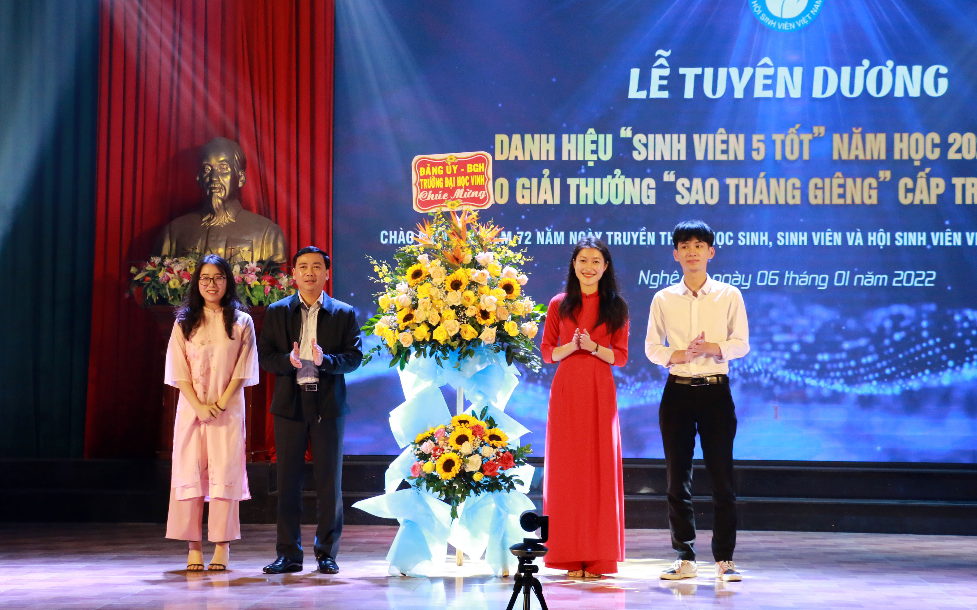 Tiến sỹ Nguyễn Ngọc Hiền - Chủ tịch Hội đồng Trường Đại học Vinh chúc mừng Ngày truyền thống của Hội Sinh viên Việt Nam. Ảnh: MH