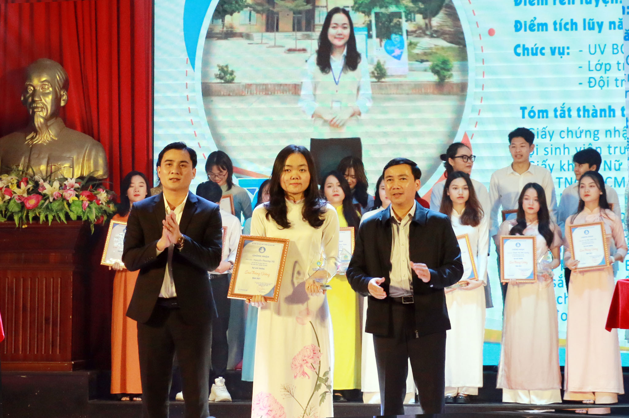 Phó Bí thư Tỉnh đoàn Thăi Minh Sỹ và Tiến sỹ Nguyễn Ngọc Hiền khen thưởng cho những sinh viên đạt danh hiệu 