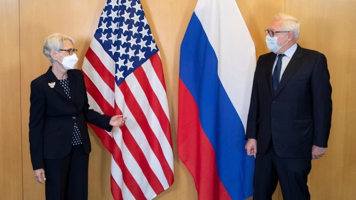 Thứ trưởng Ngoại giao Mỹ Wendy Sherman (trái) và Thứ trưởng Ngoại giao Nga Sergei Ryabkov (Ảnh: Reuters)