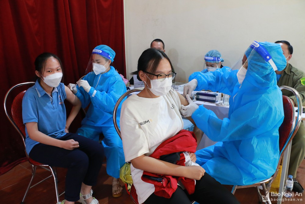 Tiêm vắc xin cho học sinh trên địa bàn Nghệ An. Ảnh: P.V