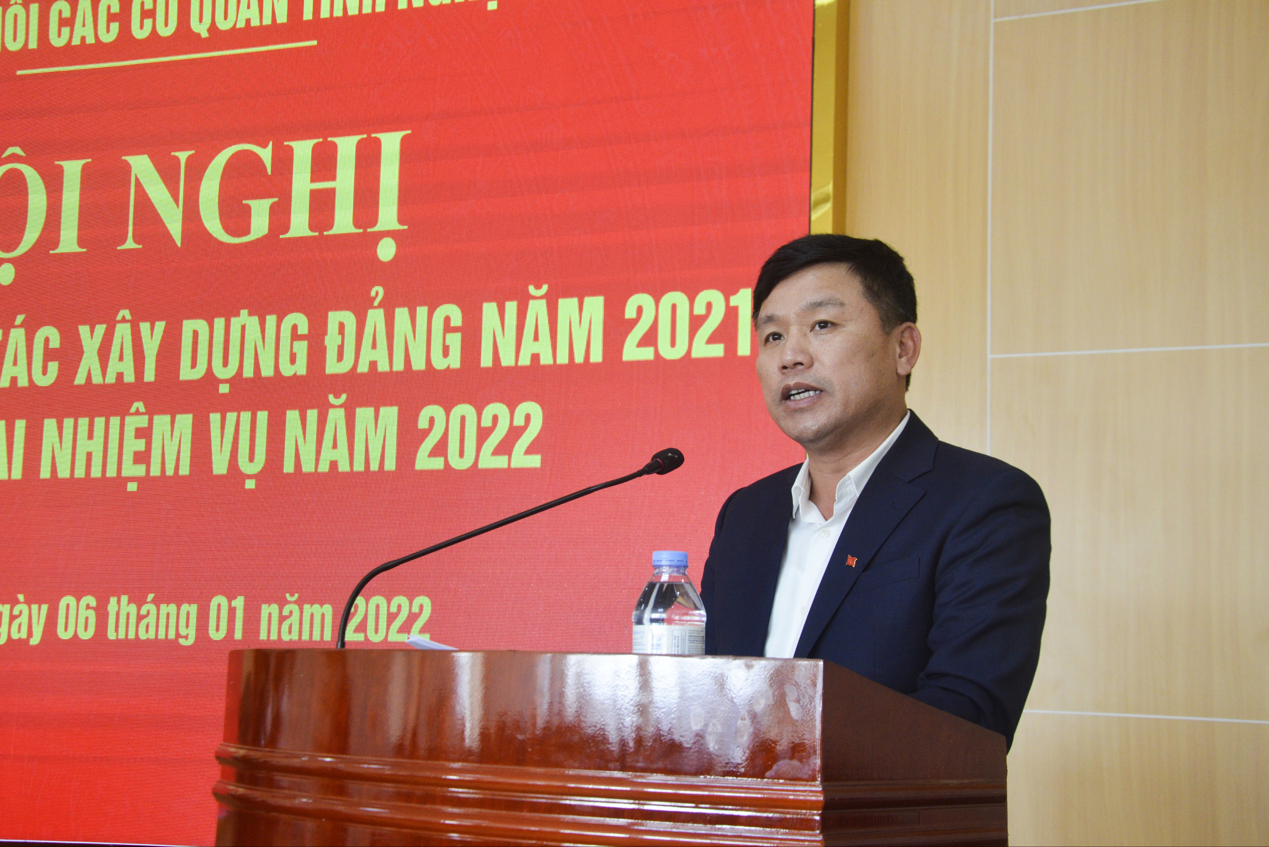 Đồng chí Hoàng Phú Hiền- Giám đốc Sở Giao thông vận tải tham luận tại hội nghị. Ảnh: Thanh Lê