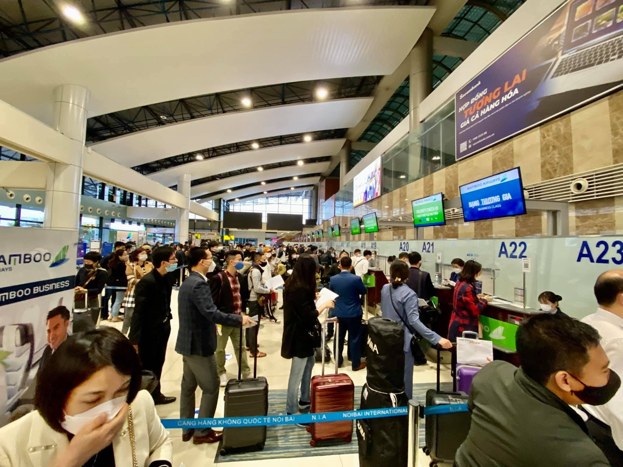 Hành khách xếp hàng trước các quầy làm thủ tục tại sân bay Nội Bài sáng 23/10/2021. Ảnh: vtr.org.vn