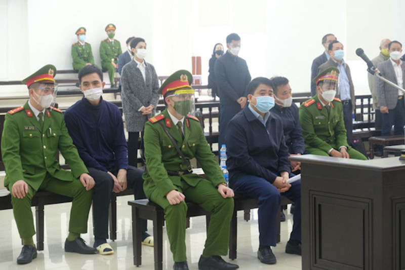 Bị cáo Nguyễn Đức Chung và đồng phạm tại phiên tòa sơ thẩm.