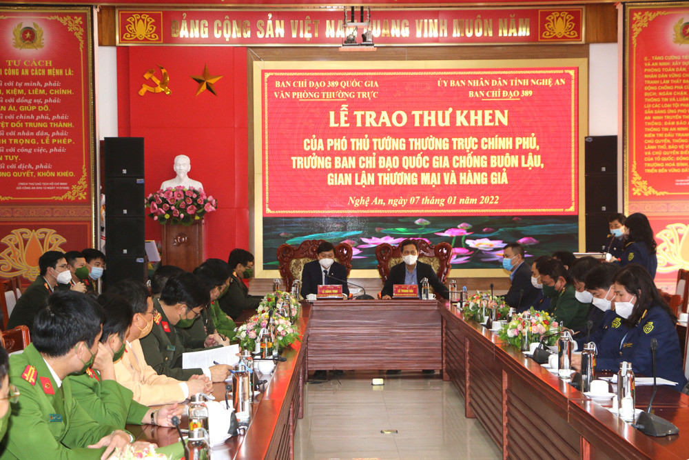 Ban chỉ đạo 389 tỉnh tổ chức công bố và đọc Thư khen của Phố Thủ tướng Thường trực Phạm Bình Minh đối với Công an tỉnh Nghệ An. Ảnh: Nguyễn Hải