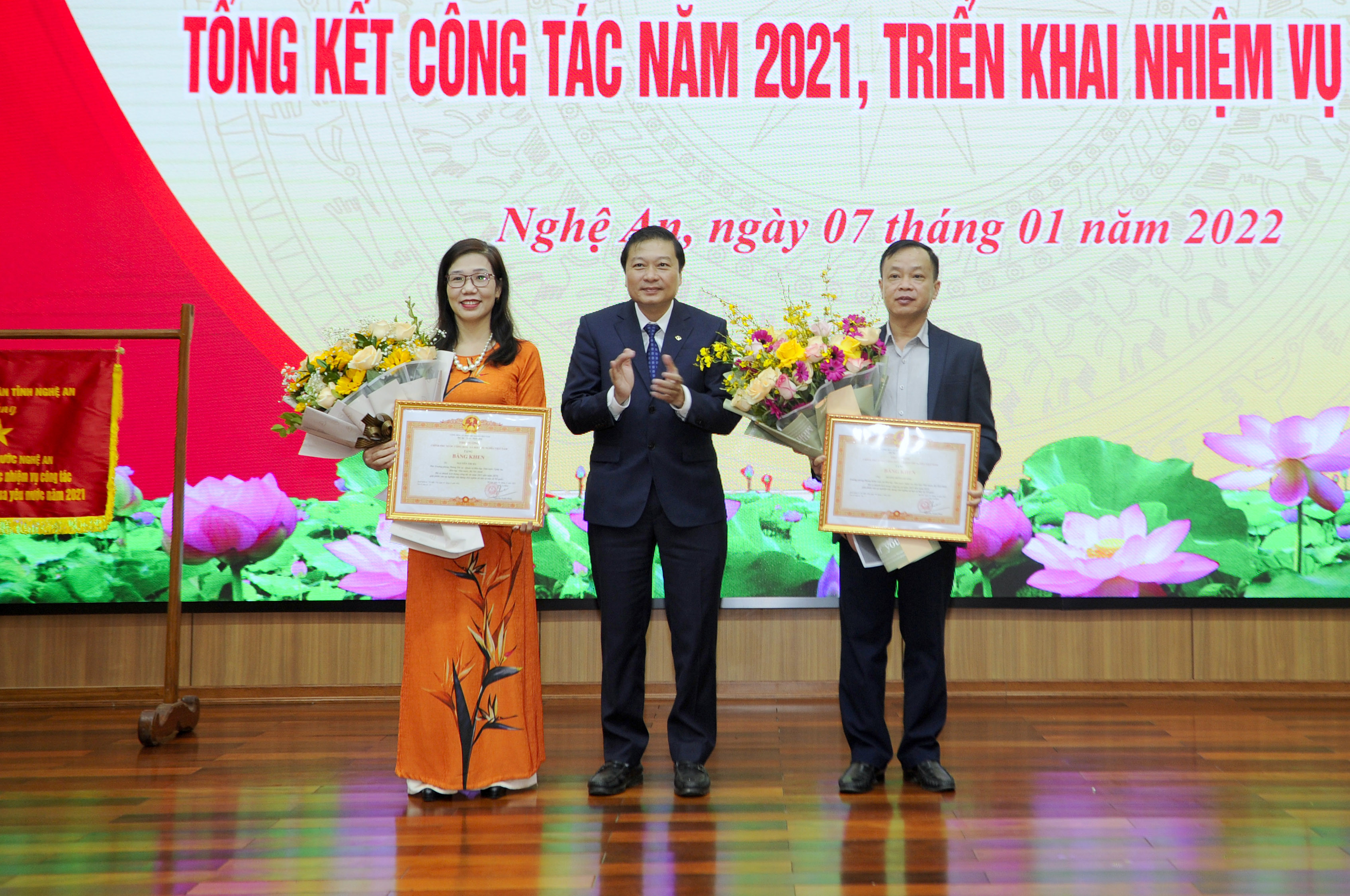 Thừa ủy quyền Chính phủ, đồng chí Lê Hồng Vinh trao tặng bằng khen của Thủ tướng Chính phủ cho 2 cá nhân có thành tích xuất sắc. Ảnh: Quang An