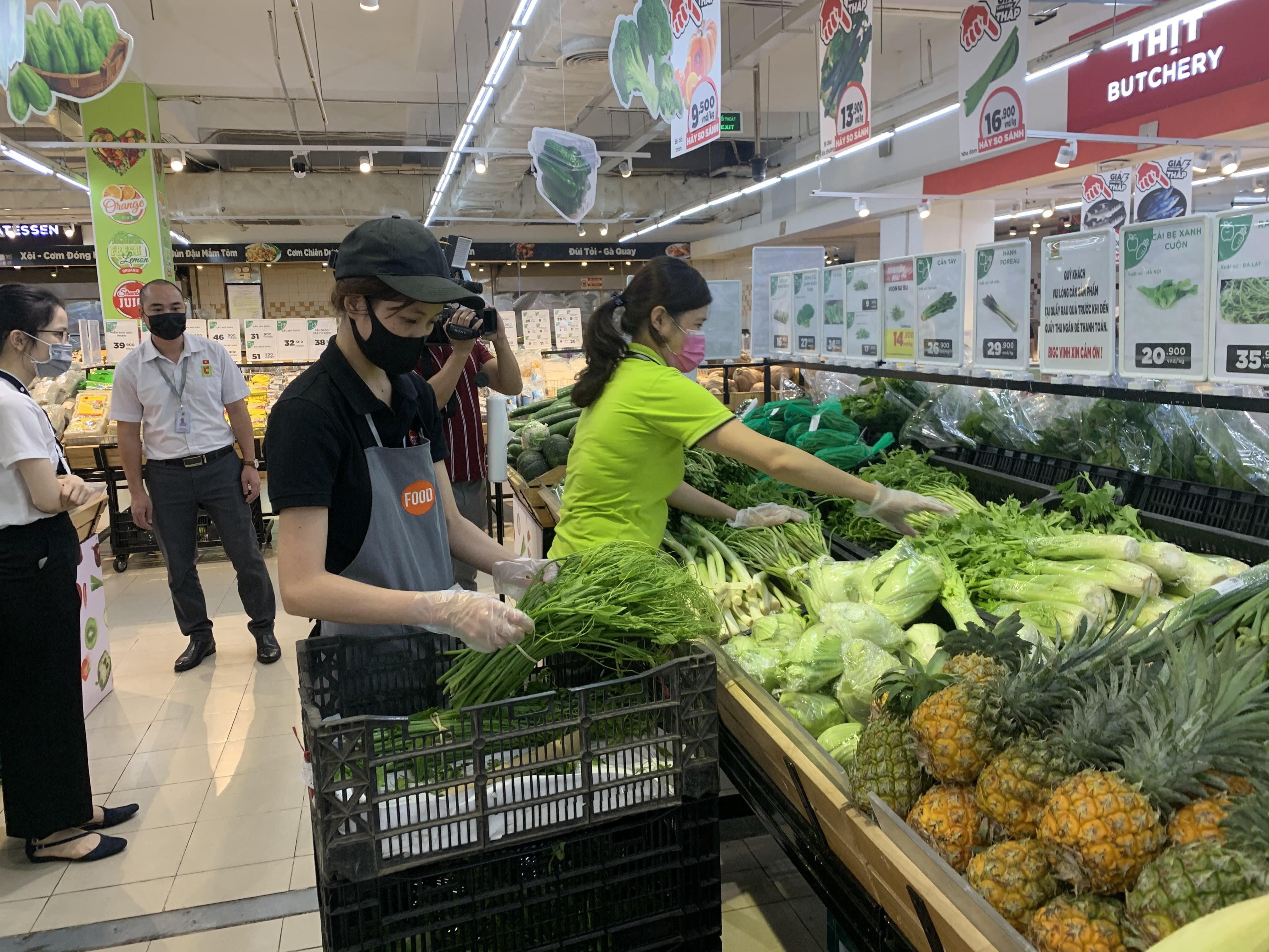 Nhiều siêu thị, cửa hàng tiện lợi hoạt động trên địa bàn thành phố Vinh đáp ứng nhu cầu mua sắm của người dân. Ảnh Thu Huyền