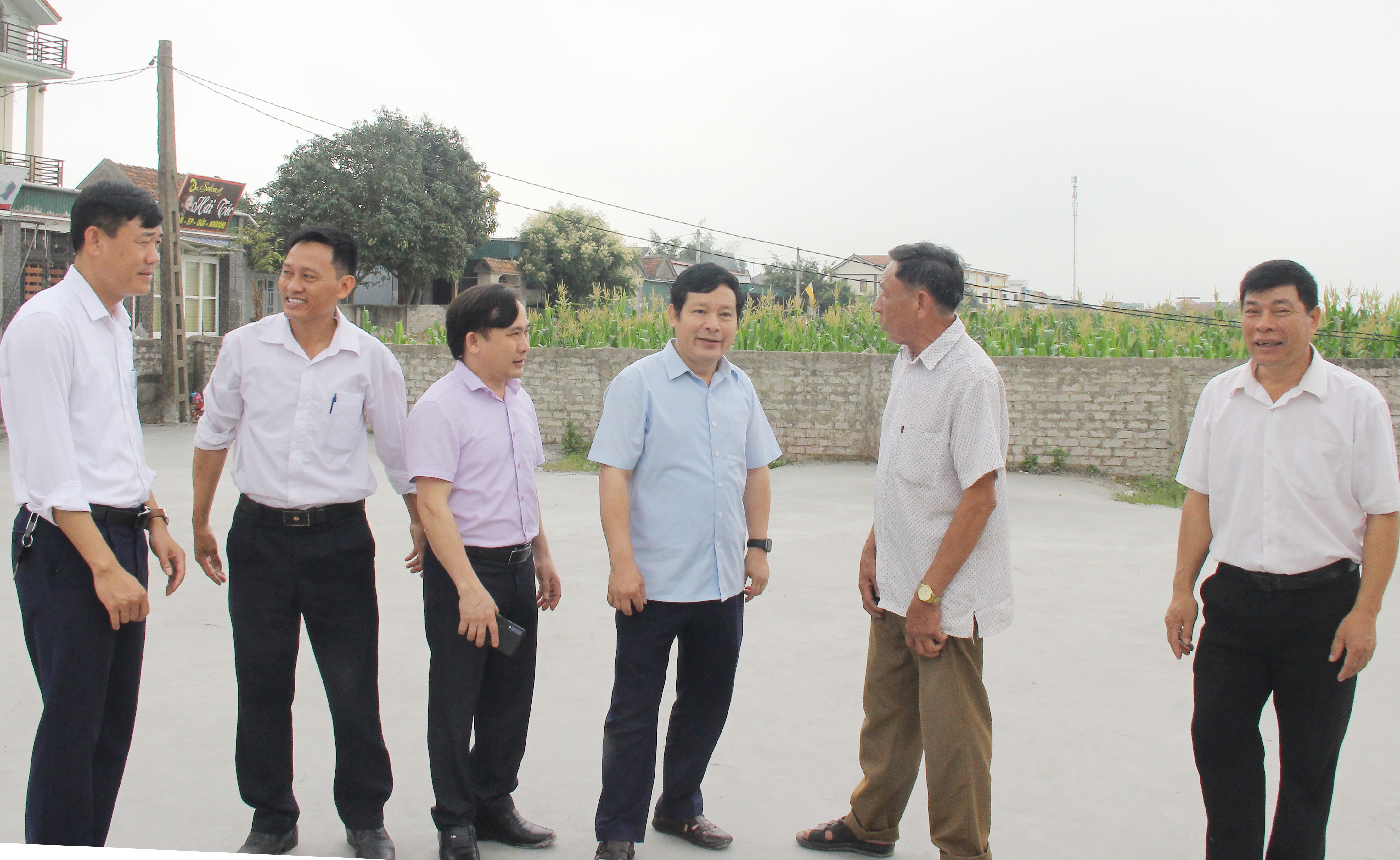 Lãnh đạo Ban Tổ chức Tỉnh ủy trao đổi với cán bộ trong hệ thống chính trị ở xã Nghi Thuận, huyện Nghi Lộc. Ảnh: Mai Hoa