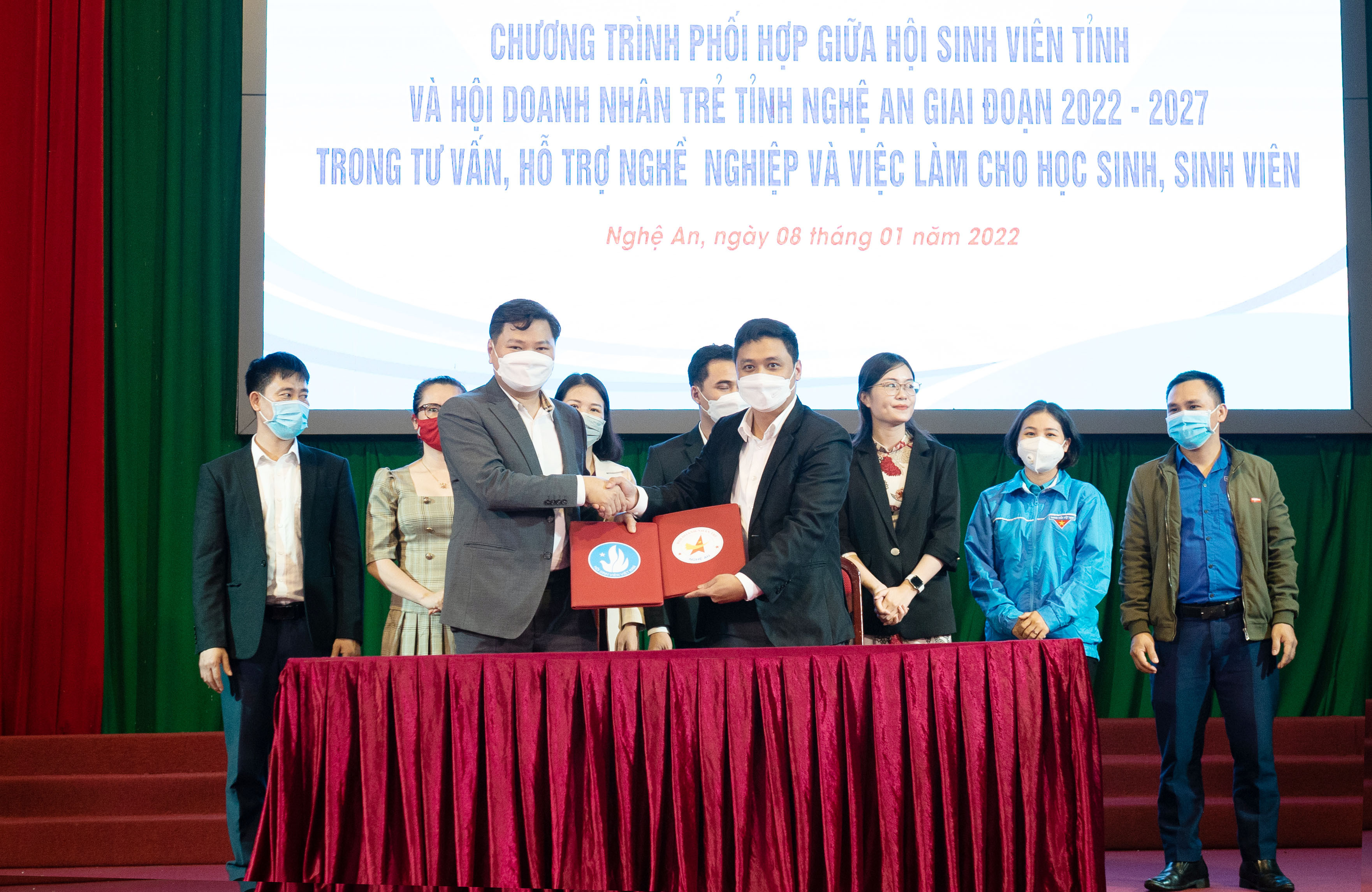 Lễ ký kết chương trình phối hợp giữa Hội sinh viên tỉnh Nghệ An và Hội doanh nghiệp trẻ. Ảnh: MH