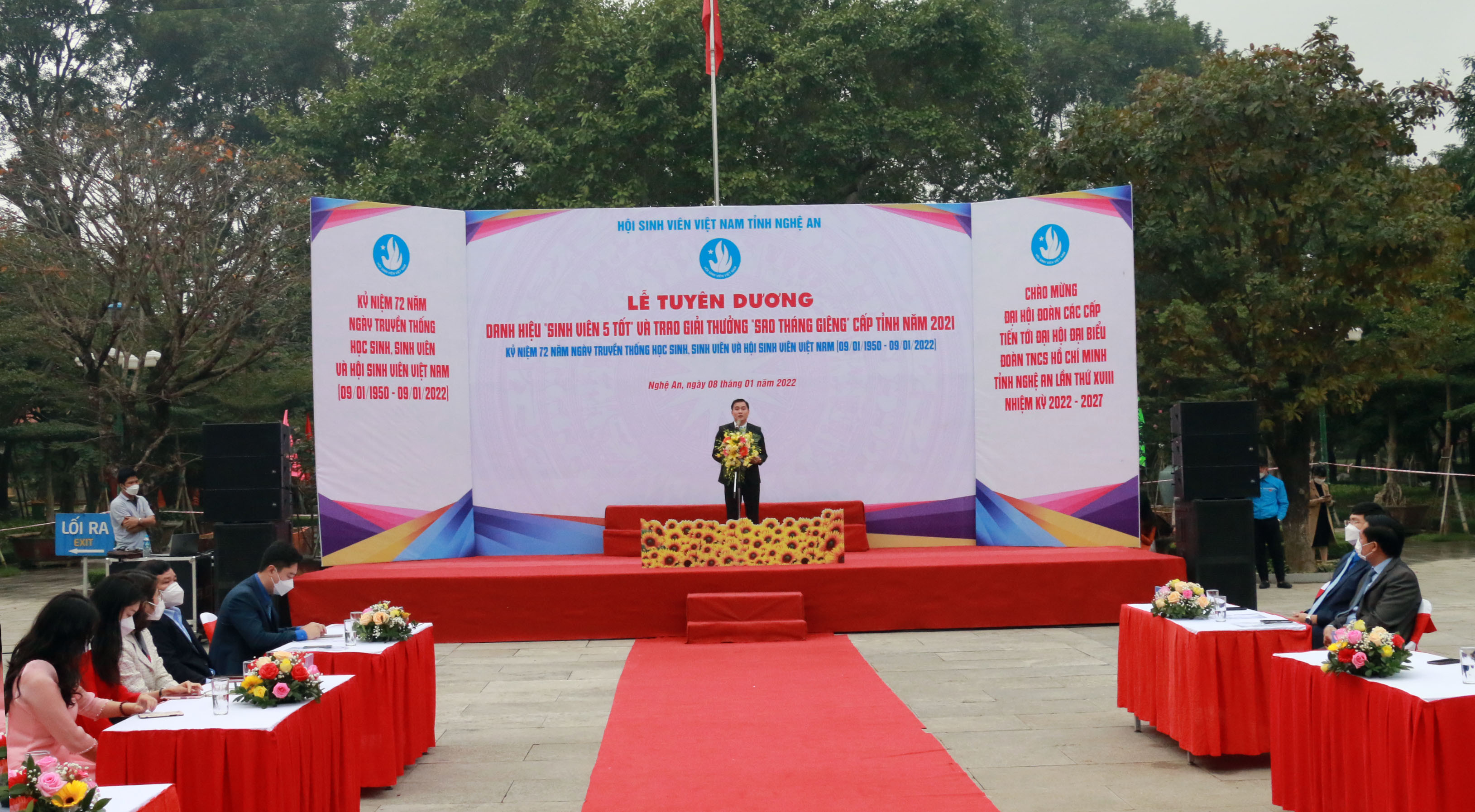 Chủ tịch Hội Sinh viên Việt Nam tỉnh Nghệ An Thái Minh Sỹ đọc diễn văn tại buổi lễ tuyên dương