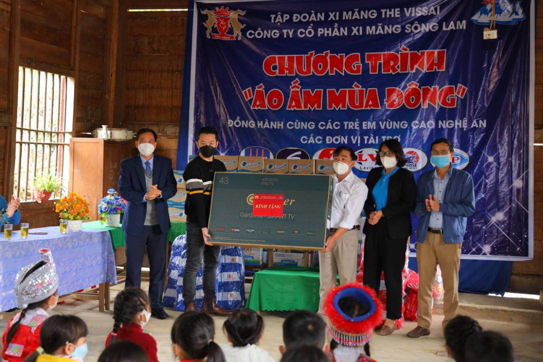 Lãnh đạo Công ty CP Xi măng Sông Lam tặng 1 chiếc Tivi 43 inch đến Ban giám hiệu trường tiều học Lưu Kiền- Tương Dương. Ảnh Nguyên Sơn