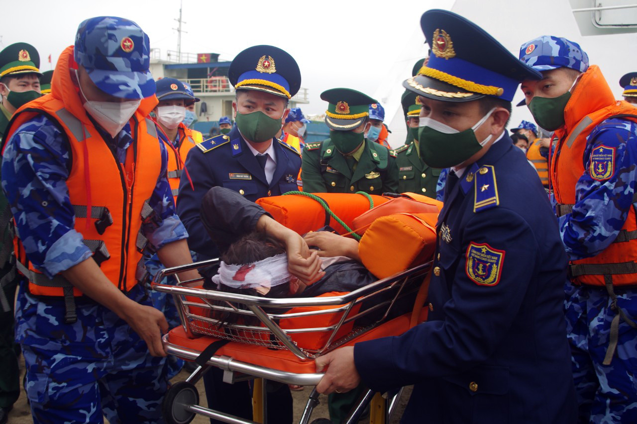 Lực lượng Cảnh sát biển đưa các nạn nhân đi cấp cứu 