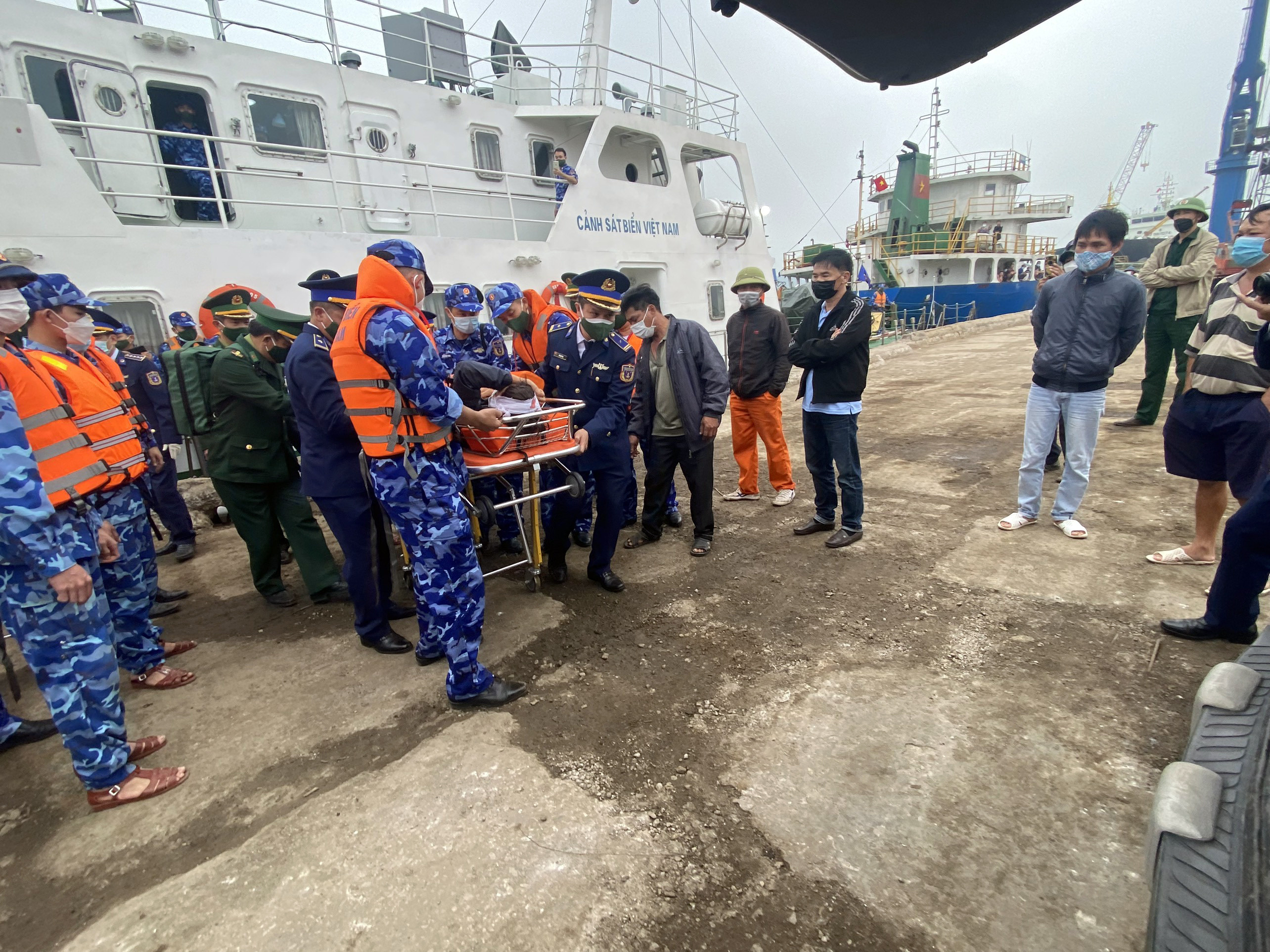 Xe cứu thương của Vùng Cảnh sát biển 1 đã chờ sẵn ở cảng Cửa Lò để vận chuyển các nạn nhân 