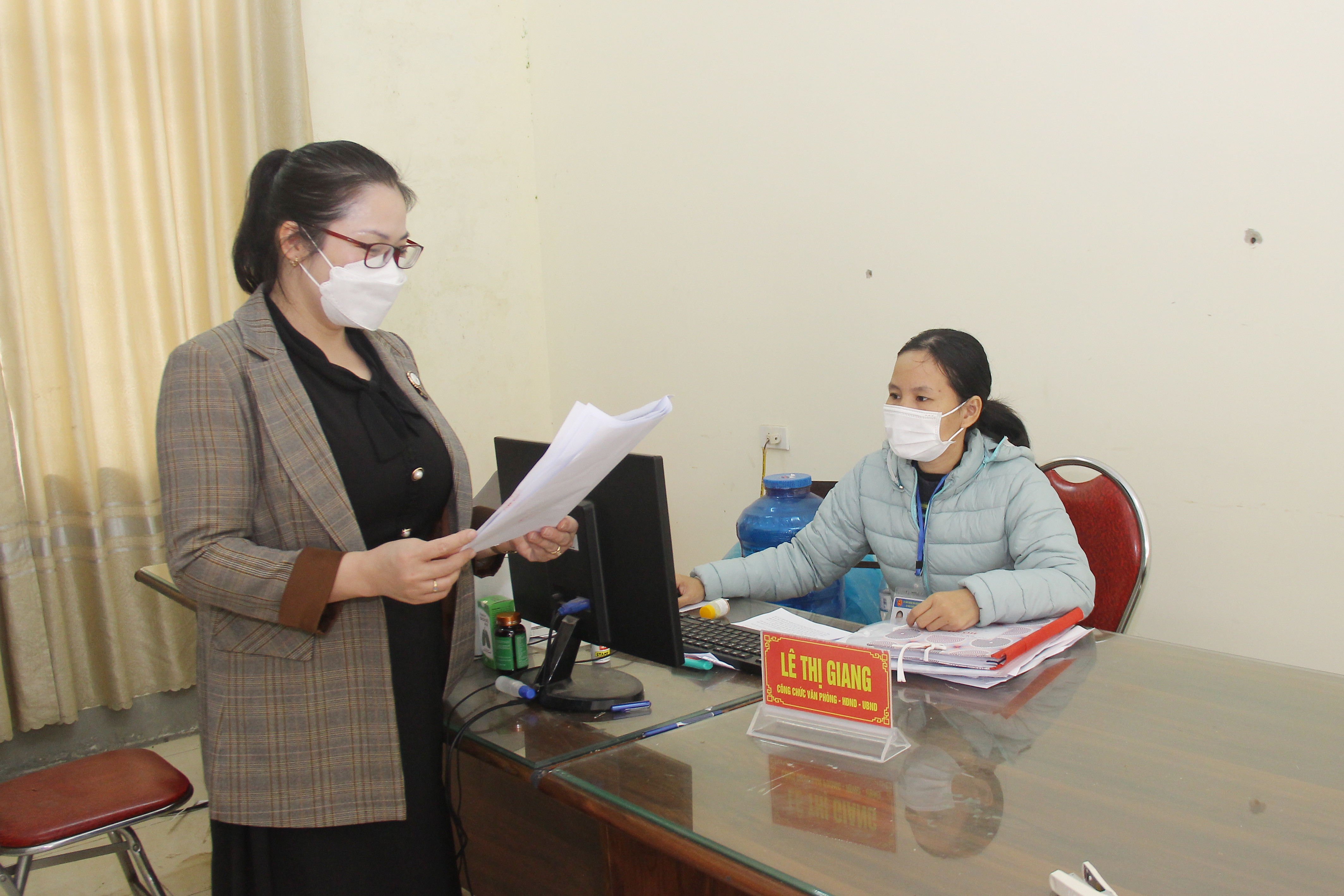 Cán bộ phòng Nội vụ huyện Hưng Nguyên kiểm tra đạo đức công vụ tại xã Long Xá. Ảnh: Mai Hoa