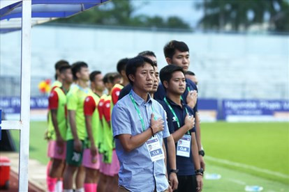 HLV Nguyễn Thành Công đang có trong tay nhiều cầu thủ người địa phương. Ảnh: Xuân Thủy
