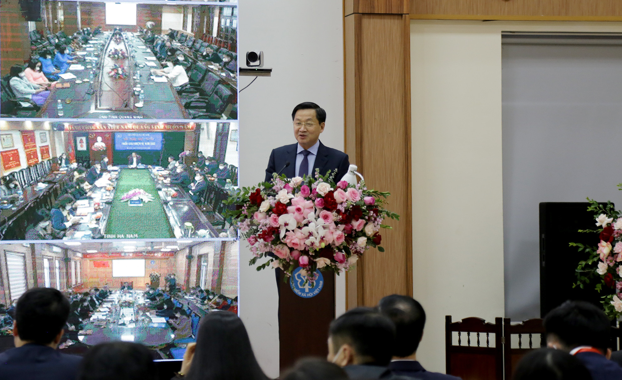 Phó Thủ tướng Lê Minh Khái trao tặng Huân chương Lao động hạng Ba cho ngành BHXH Việt Nam. Ảnh: BHXH Việt Nam cung cấp