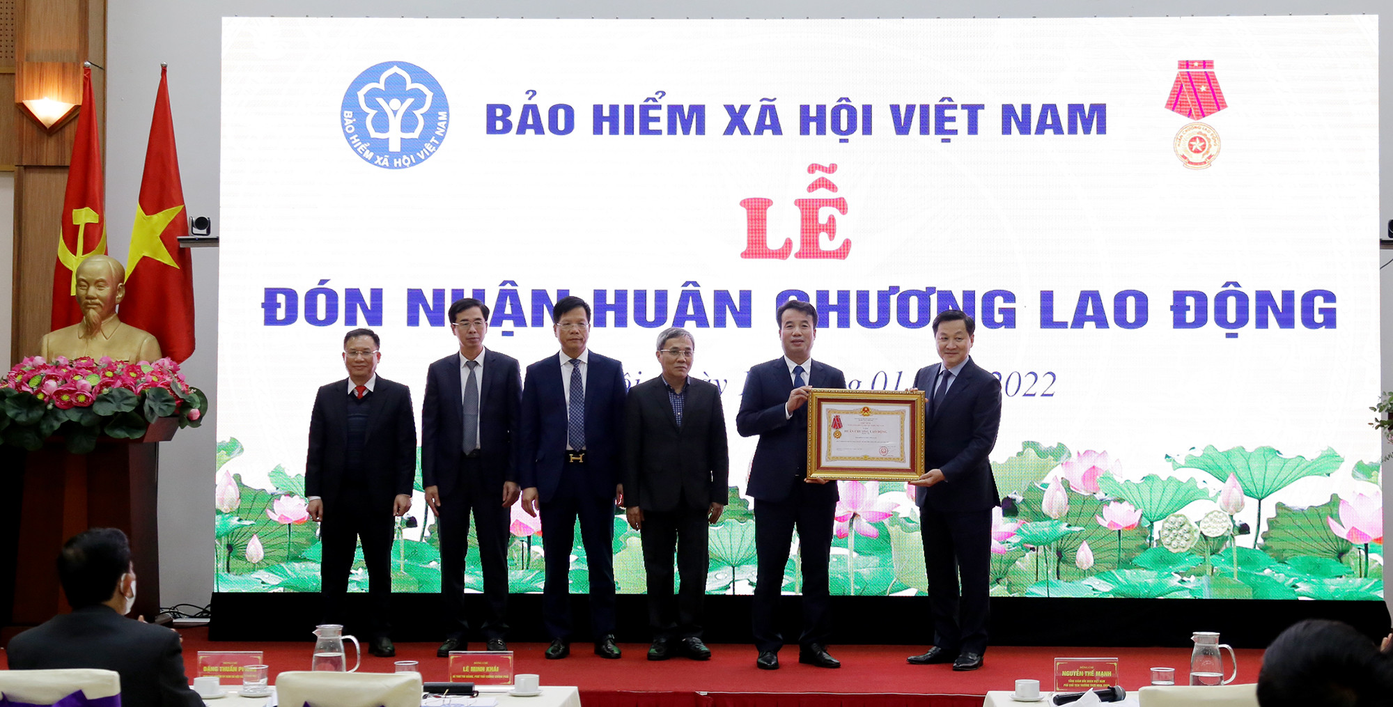 Thay mặt lãnh đạo Đảng, nhà nước và Chính phủ, Phó Thủ tướng Lê Minh Khái trao tặng Huân chương Lao động hạng Ba cho ngành BHXH Việt Nam. Ảnh: BHXH Việt Nam cung cấp