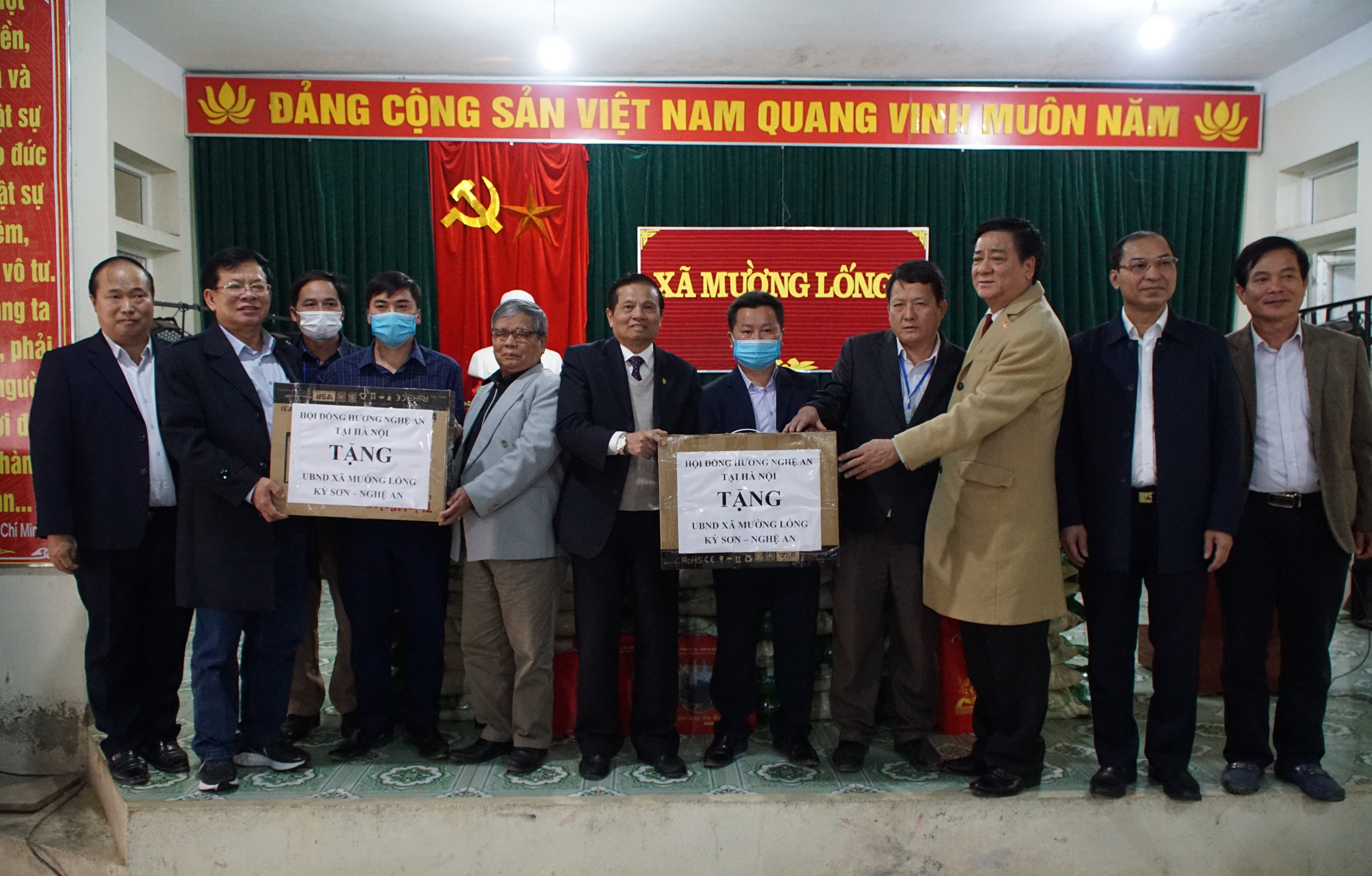 Hội đồng hương Nghệ An tại Hà Nội trao tặng máy tính cho lãnh đạo chủ chốt xã Mường Lống. Ảnh: Nguyễn Công Khang