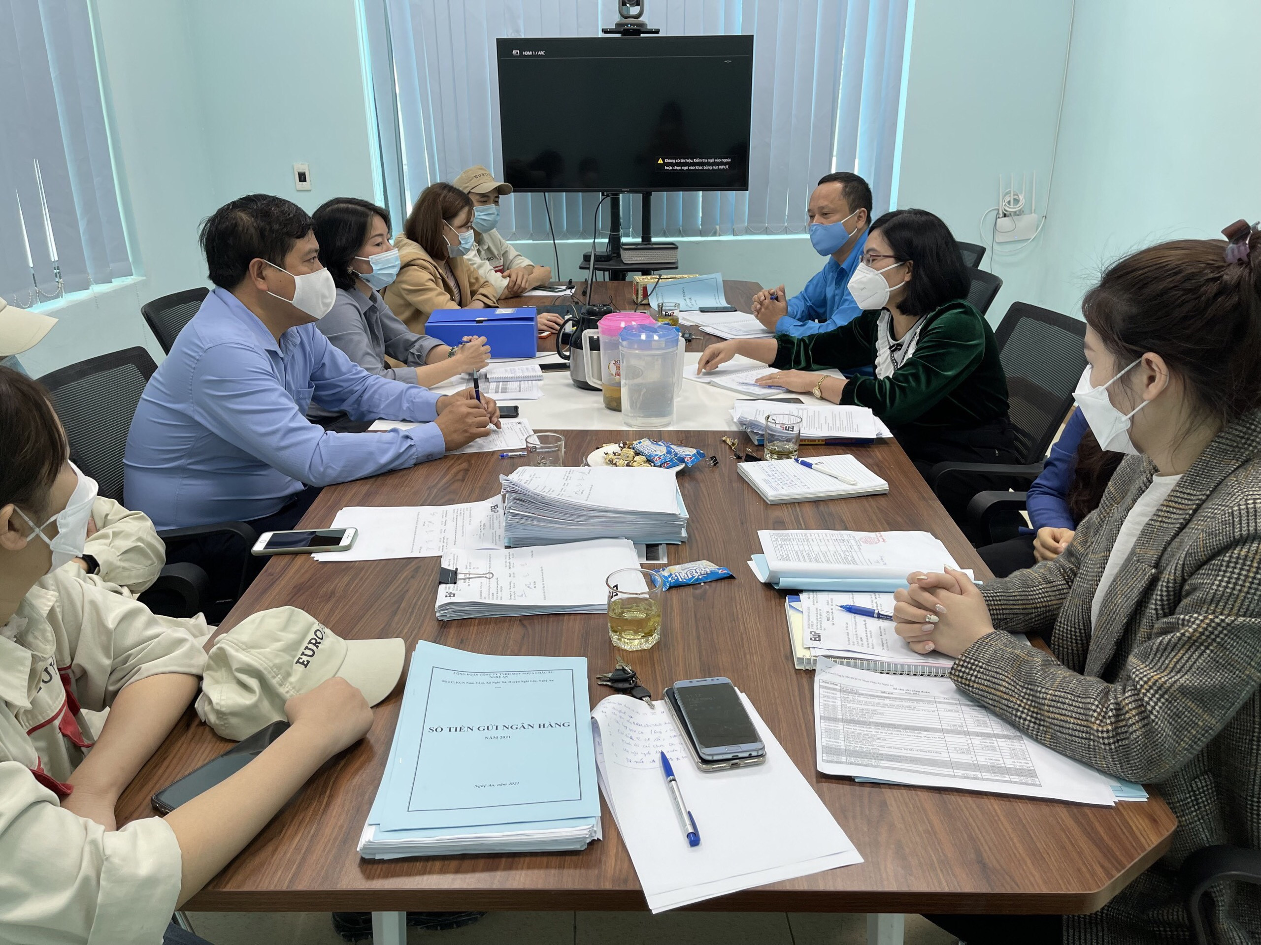 Công đoàn KKT Đông Nam nắm số liệu hỗ trợ tết tại CĐCS. Ảnh: PV