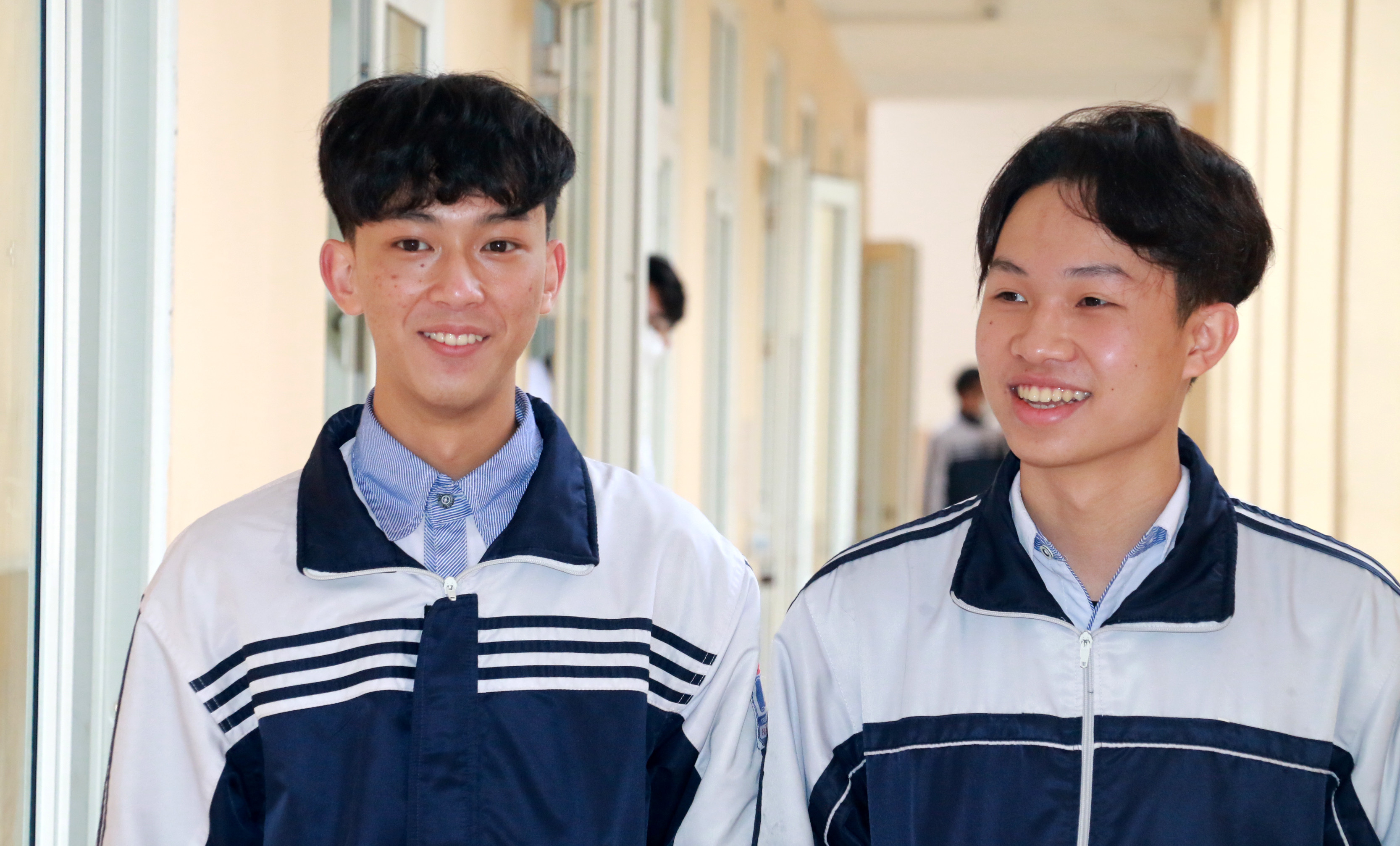 Mặc dù học hai trường khác nhau nhưng hai người bạn thân đã cùng hợp tác để triển khai dự án NCKH. Ảnh: MH