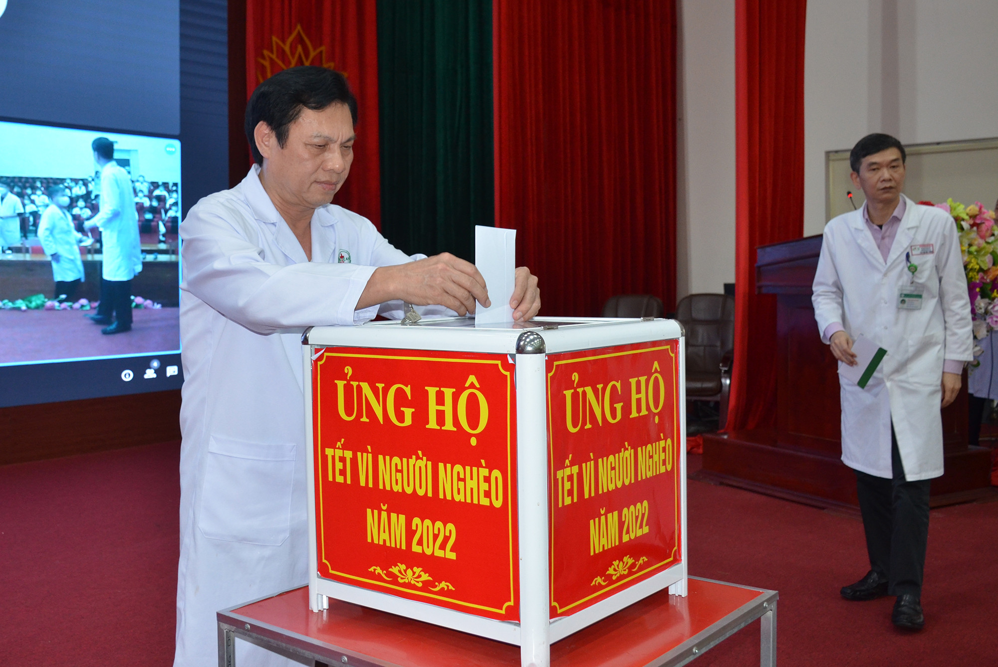 Ban Giám đốc Bệnh viện HNĐK Nghệ An thực hiện quyên góp ủng hộ Tết vì người nghèo. Ảnh: Thành Chung