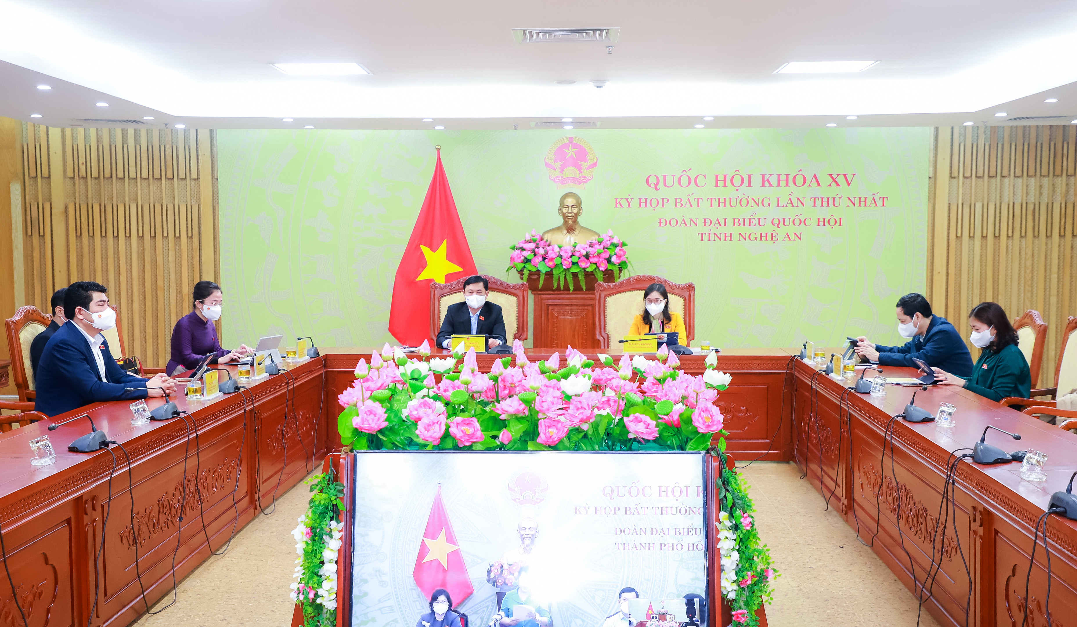 Các đại biểu dự kỳ họp tại điểm cầu Đoàn ĐBQH tỉnh Nghệ An. Ảnh: Thành Duy