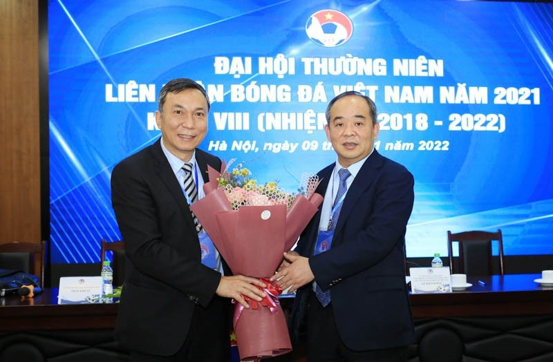 Quyền chủ tịch LĐBĐVN Trần Quốc Tuấn nhận hoa chúc mừng từ Nguyên Chủ tịch LĐBĐVN khóa VIII Lê Khánh Hải.