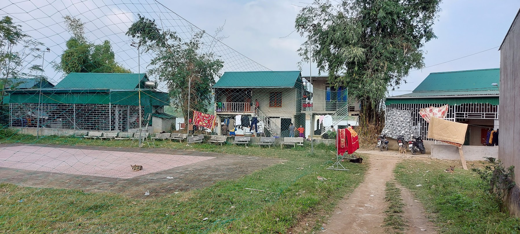 Chờ đợi tái định cư quá lâu, nhiều hộ gia đình đã dựng nhà ở kiên cố bên bờ sông Lam