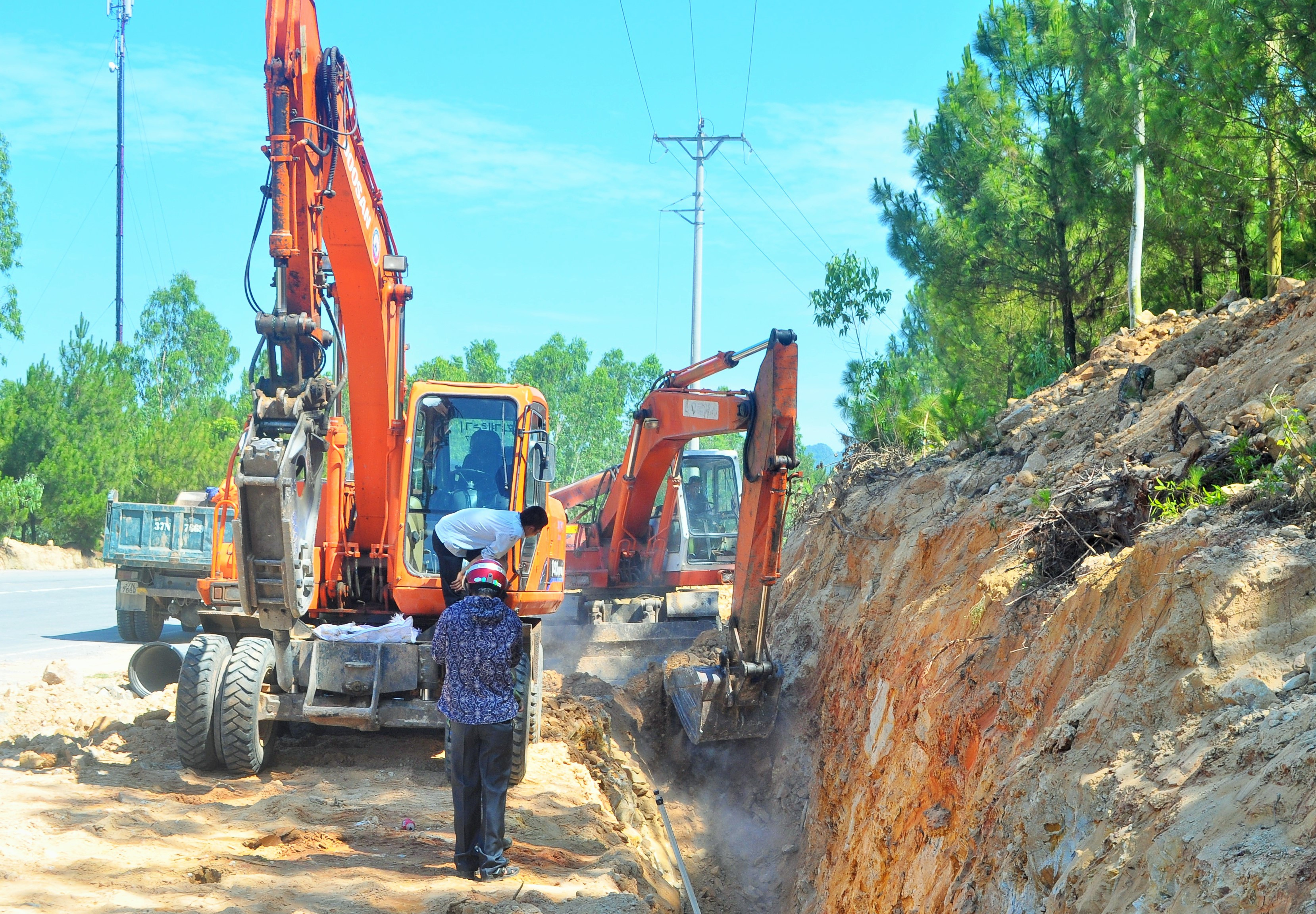 Đầu tư xây dựng hạ tầng kỹ thuật ở thị xã Hoàng Mai. Ảnh: Hoàng Vĩnh