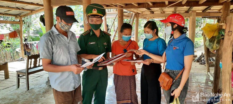 Cán bộ Đồn Biên phòng phối hợp với các ngành đoàn thể ở xã Na Loi, Kỳ Sơn tuyên truyền lưu động và phát khẩu trang miễn phí cho người dân. Ảnh tư liệu