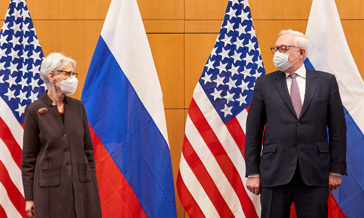 Đại diện phía Nga và Mỹ tại cuộc gặp.