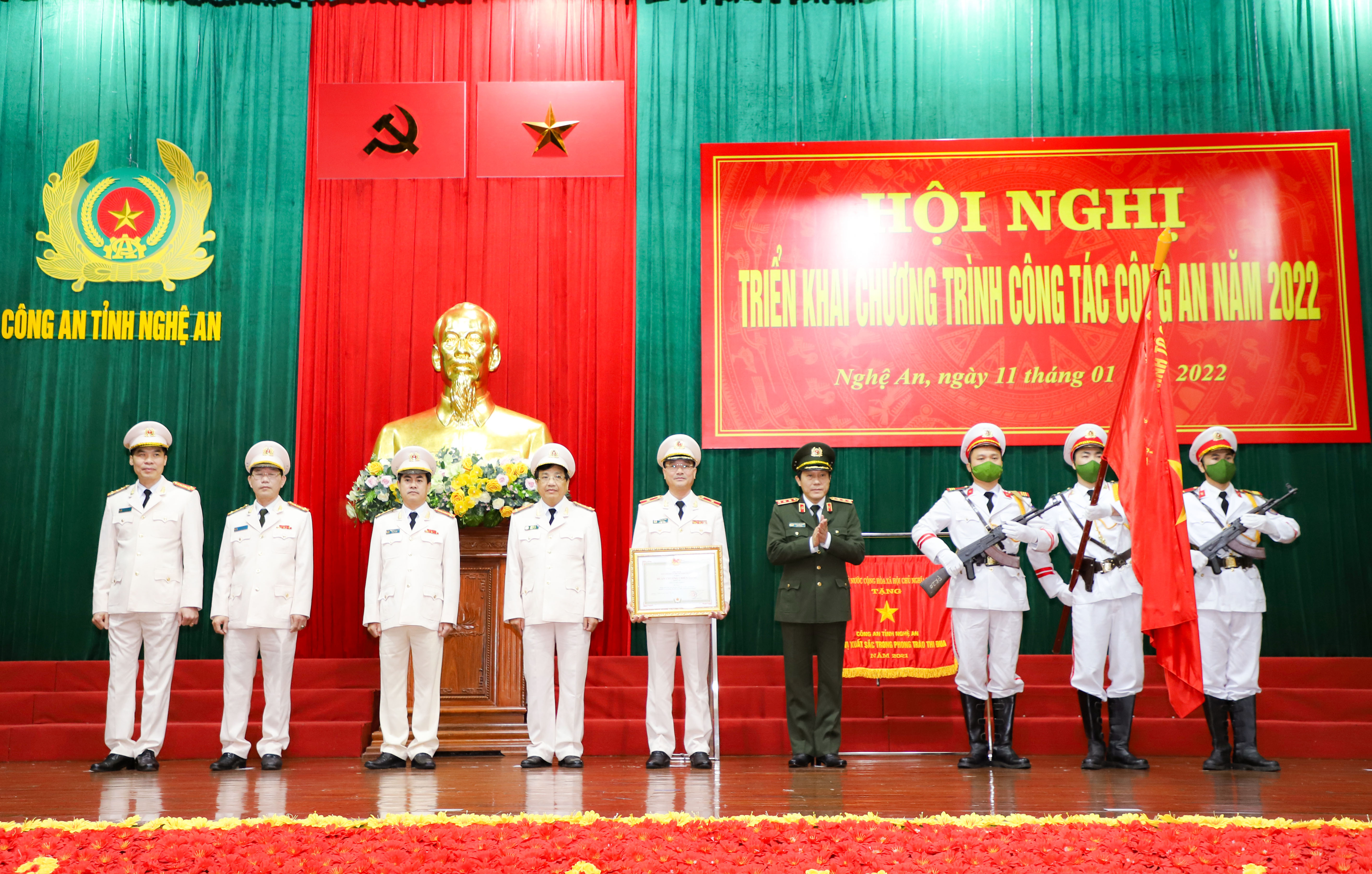 Thượng tướng Lương Tam Quang - Thứ trưởng Bộ Công an trao cho lãnh đạo Công an tỉnh Nghệ An. Ảnh: Phạm Bằng