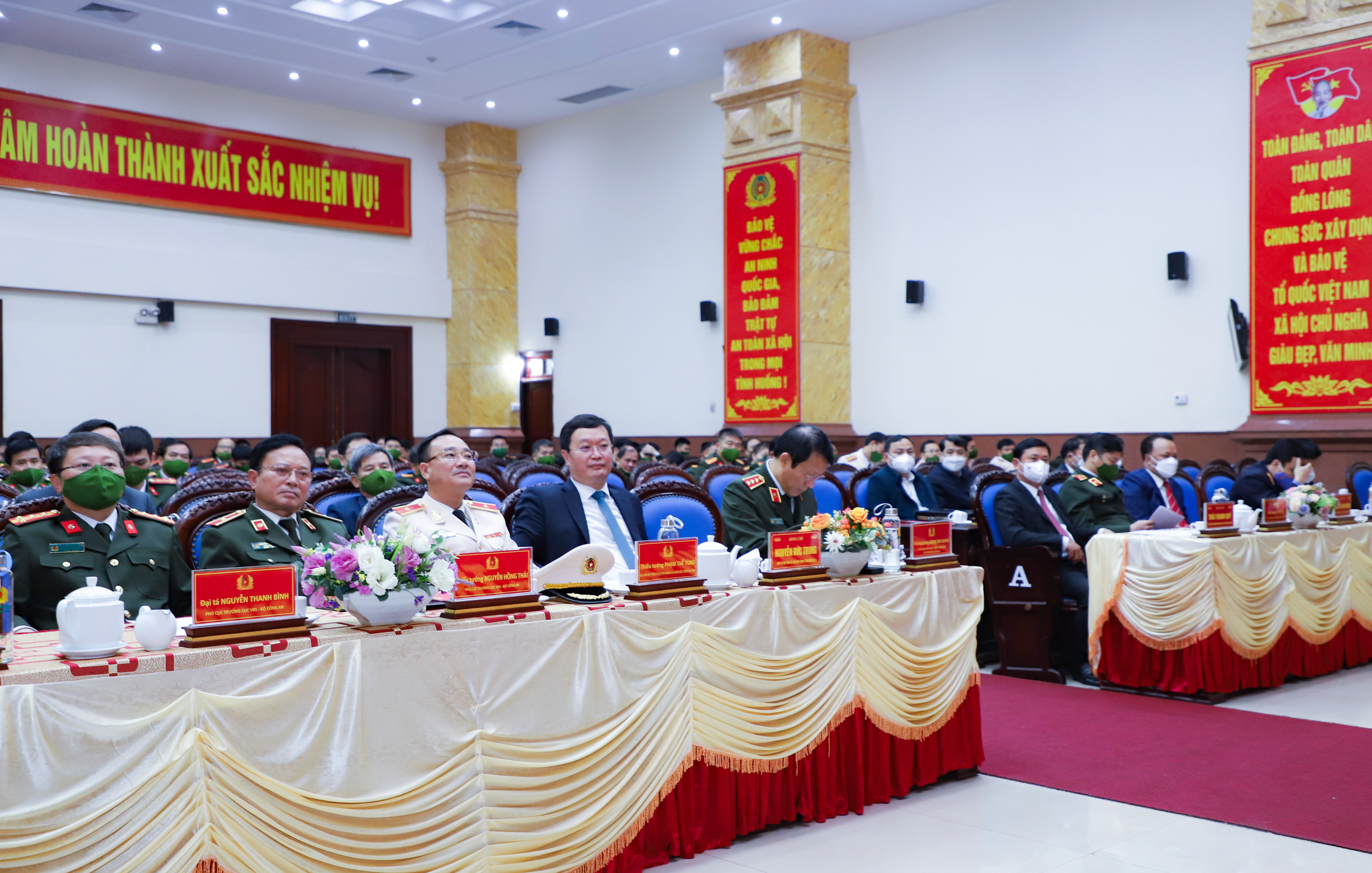 Các đồng chí lãnh đạo Bộ Công an, tỉnh Nghệ An tham dự Hội nghị. Ảnh: Phạm Bằng