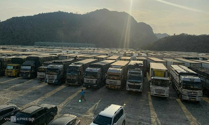 Xe chở nông sản Việt Nam bị ùn ứ tại cửa khẩu Lạng Sơn hồi tháng 12/2021 vì Trung Quốc thắt chặt kiểm dịch. Ảnh: Hải quan Lạng Sơn