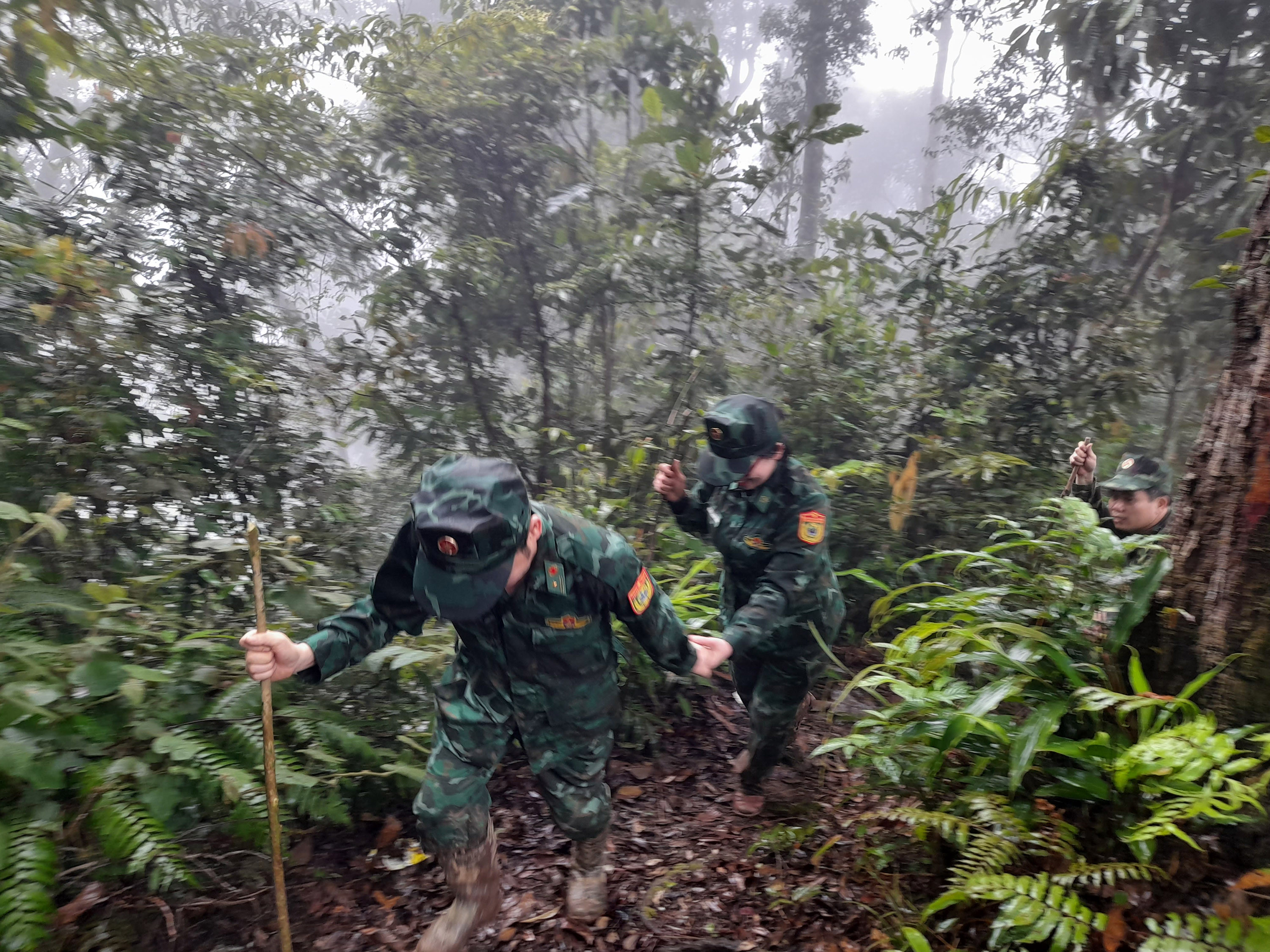 Đoàn công tác băng rừng vượt núi hơn 5 giờ đồng hồ để đến chốt kiểm soát mốc 390. Ảnh: Lữ Phú