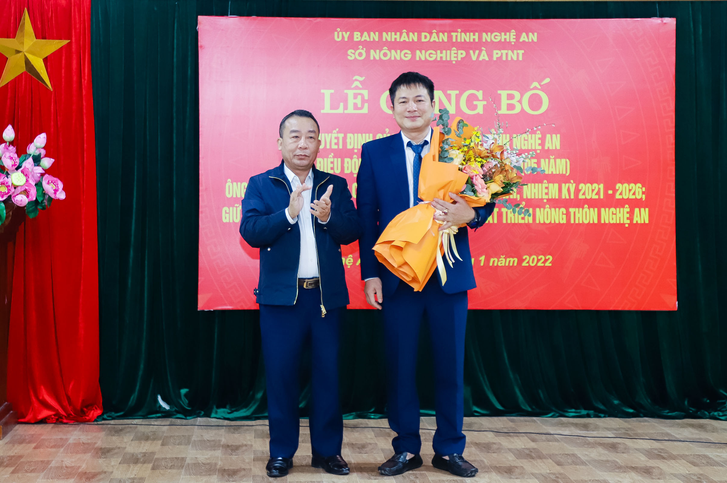 Đồng chí Nguyễn Văn Đệ - Giám đốc Sở NN&PTNT tặng hoa chúc mừng ông Hồ Phi Triều. Ảnh: Phạm Bằng