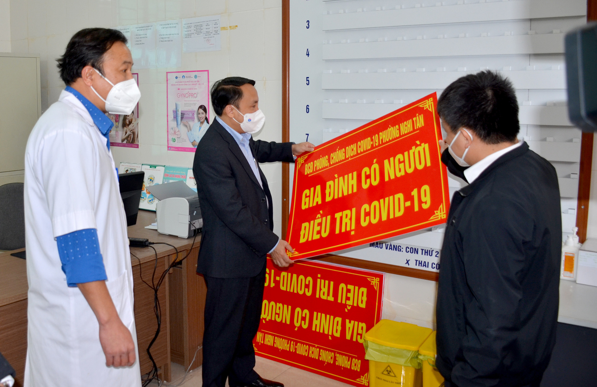 Kiểm tra hoạt động Trạm y tế lưu động tại phường Nghi Tân, TX Cửa Lò. Ảnh: Thành Chung