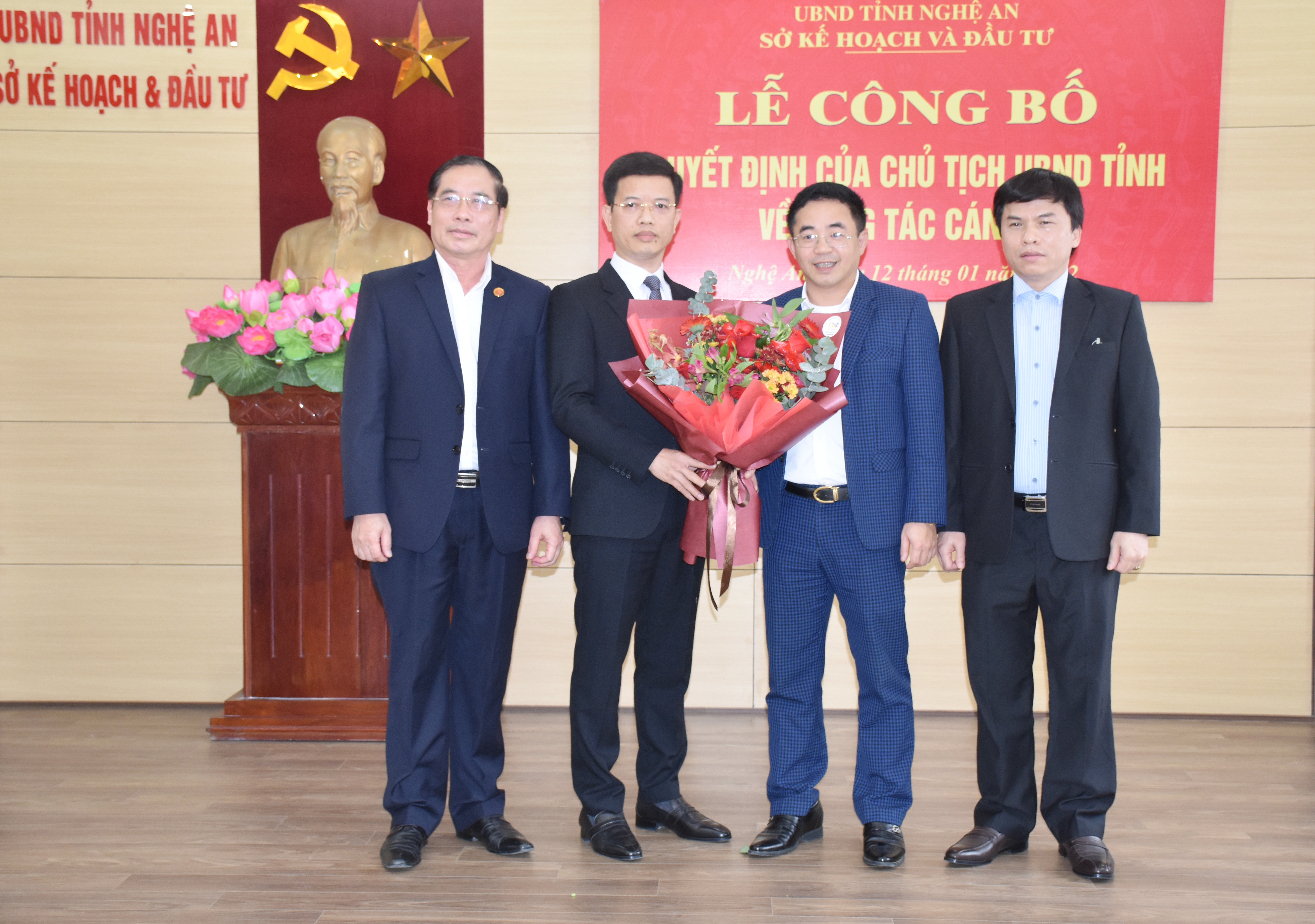 Lãnh đạo Sở Kế hoạch và Đầu tư tặng hoa chúc mừng đồng chí Nguyễn Văn Trường. Ảnh: Thanh Lê