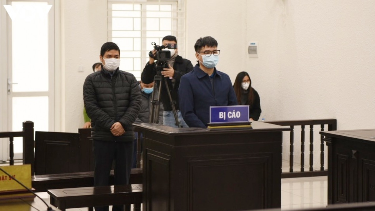 Mai Phan Lợi (đeo kính bên phải) và Bạch Hùng Dương tại tòa. (Ảnh: Trọng Phú)