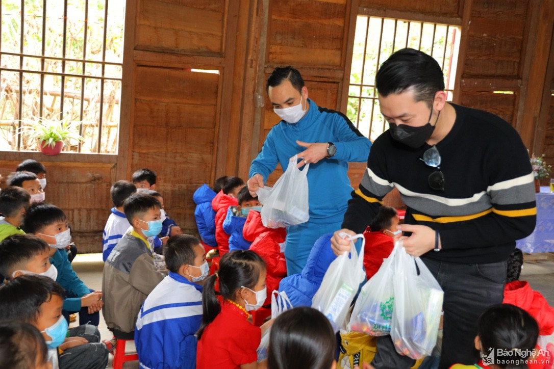 Trao tặng áo ấm và hàng trăm suất quà cho học sinh Trường Tiều học Lưu Kiền Tương Dương. Ảnh tư liệu