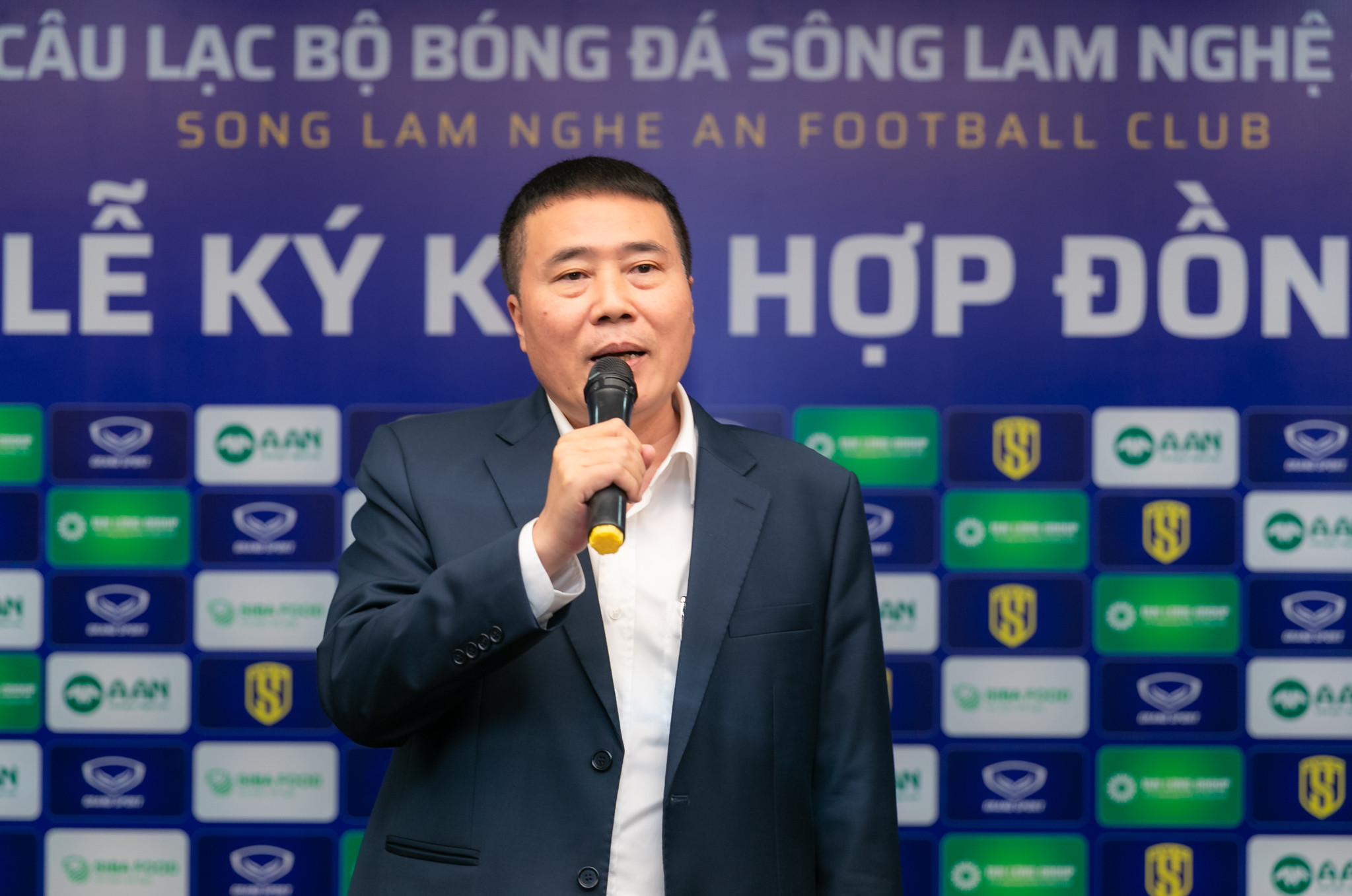 Ông Trương Sỹ Bá - Chủ tịch CLB SLNA chia sẻ niềm vui khi hai ngôi sao bóng đá Việt Nam trở về đầu quân cho CLB SLNA. Ảnh: Đức Anh