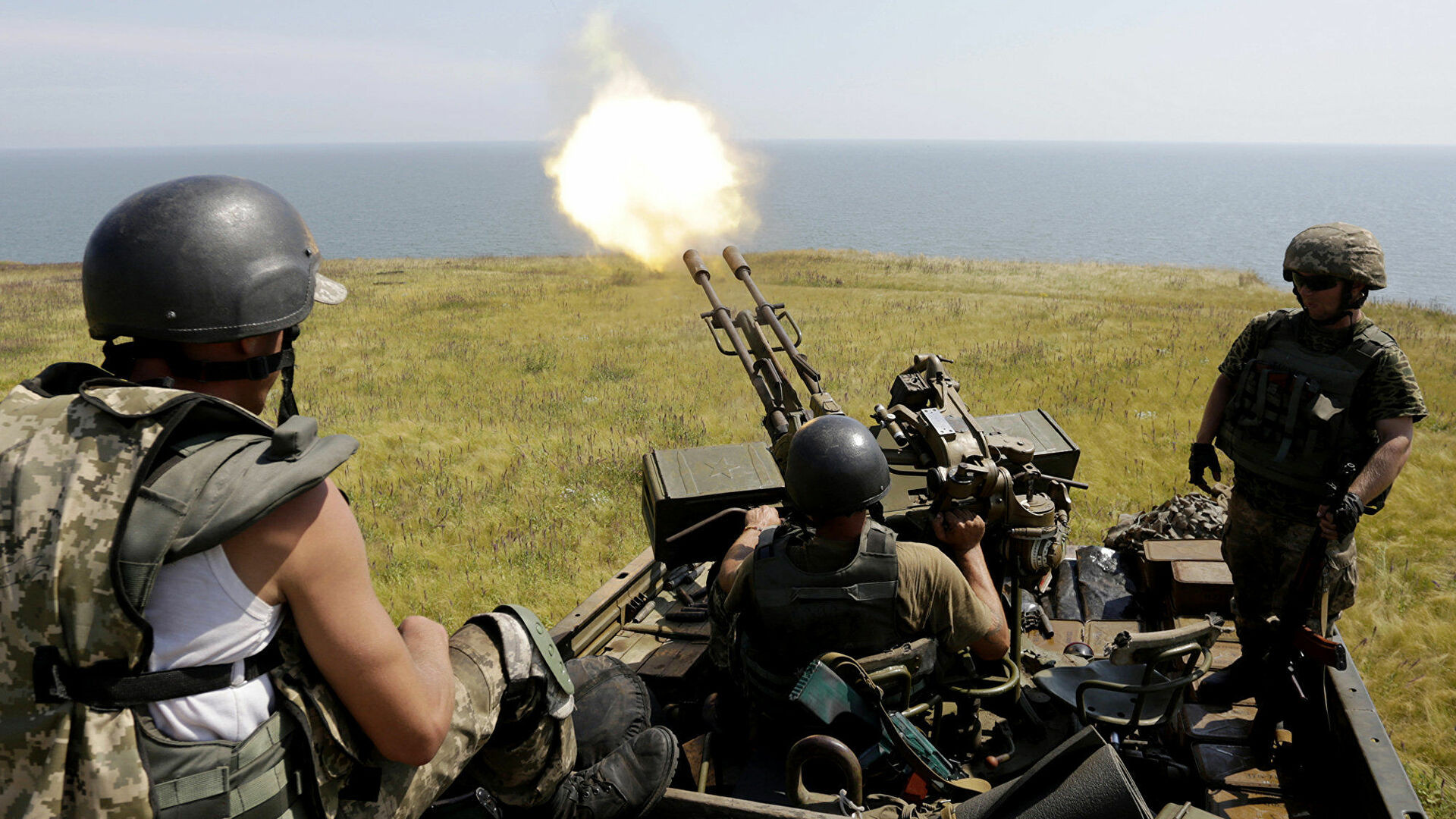 Quân đội Ukraine tập trận gần thị trấn miền Đông Mariupol. Ảnh: AP