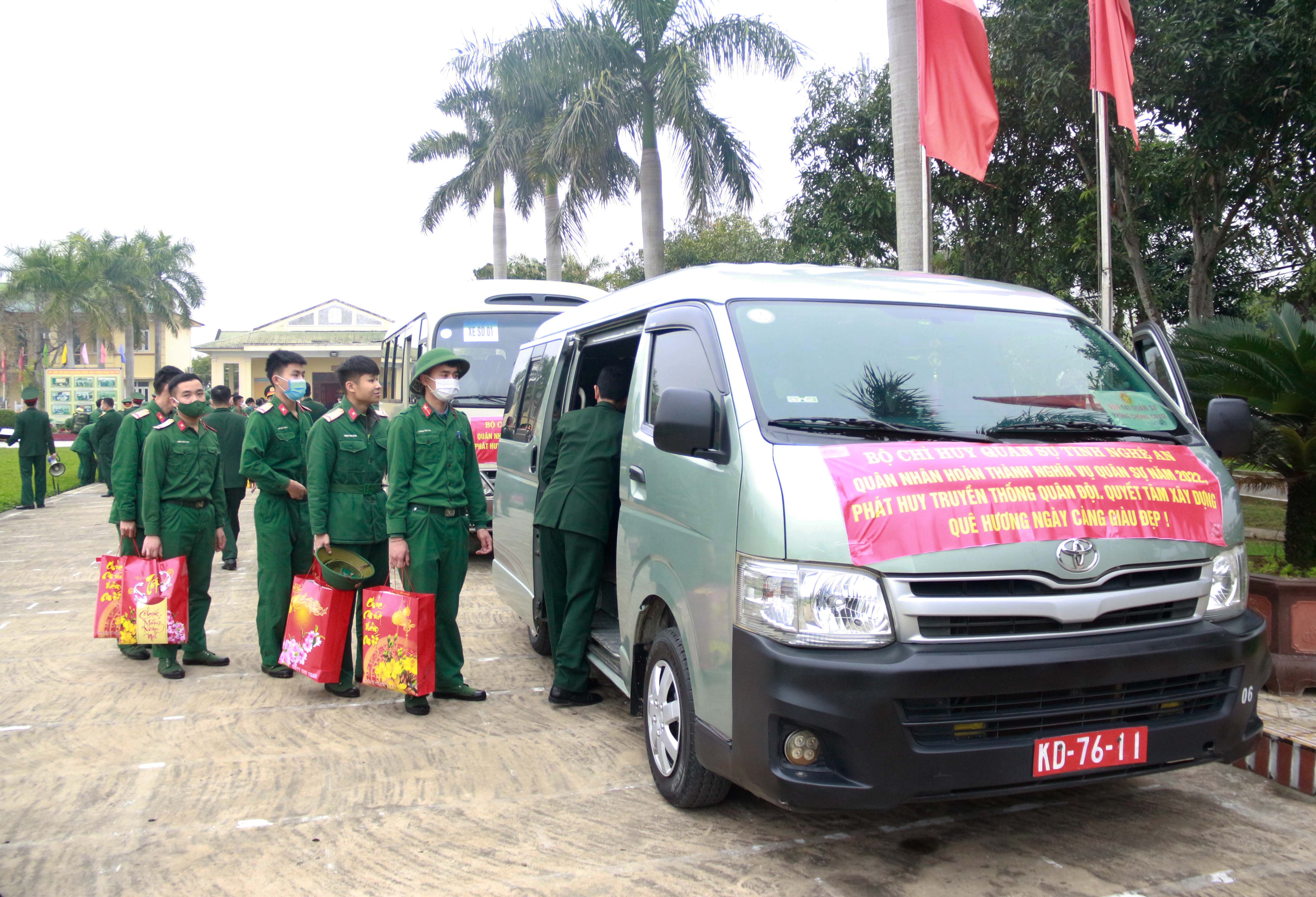 Bộ CHQS tỉnh tổ chức các đoàn đưa đón các đồng chí hoàn thành nghĩa vụ bàn giao về các địa phương. Ảnh: Hoàng Anh