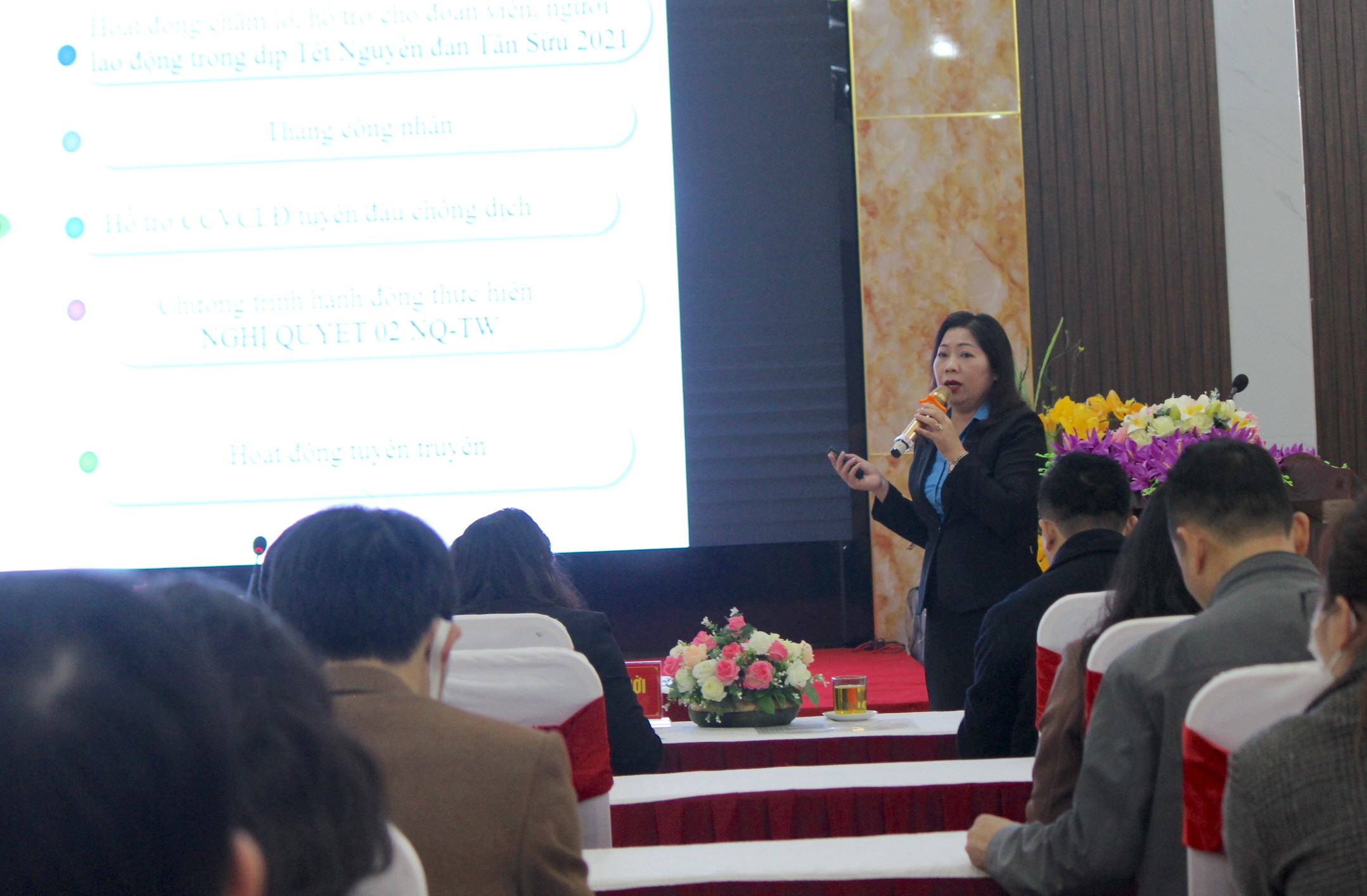 Đồng chí Trần Thu Hà - Phó Chủ tịch công đoàn ngành Y tế báo cáo hoạt động công đoàn năm 2021 và triển khai nhiệm vụ năm 2022. Ảnh: D.T