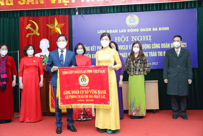 Chị Hoàng Phương - Chủ tịch Công đoàn đại diện Công đoàn Dược phẩm Tâm Bình nhận Cờ thi đua của Tổng LĐLĐ Việt Nam