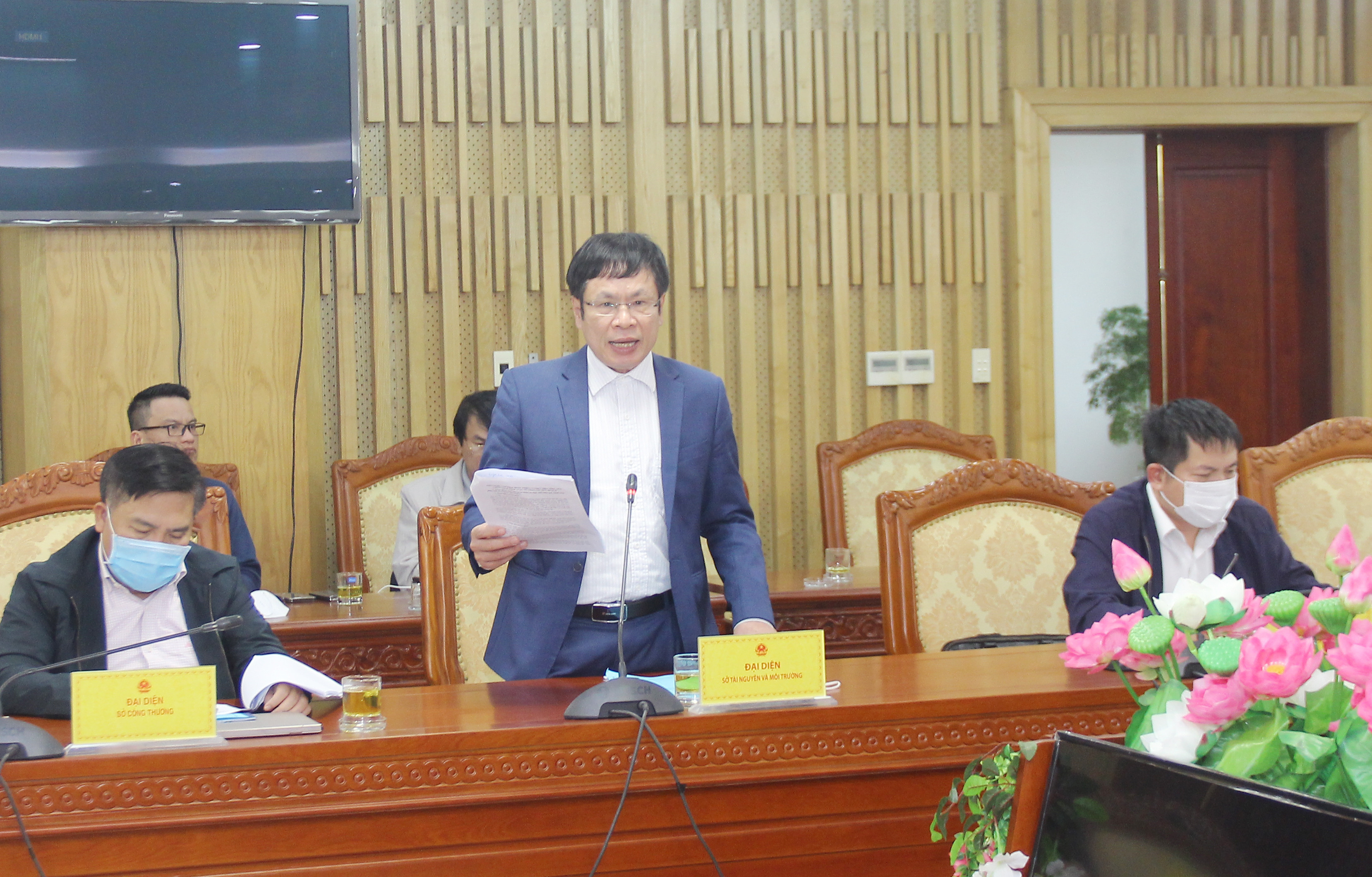 Ông Thái Văn Nông - Phó Giám đốc Sở Tài nguyên và Môi trường phản ánh tiến độ, chất lượng liên quan đến các tích hợp quy hoạch của ngành. Ảnh: Mai Hoa