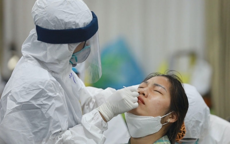 Lấy mẫu xét nghiệm cho công nhân tại nhà máy, khu công nghiệp