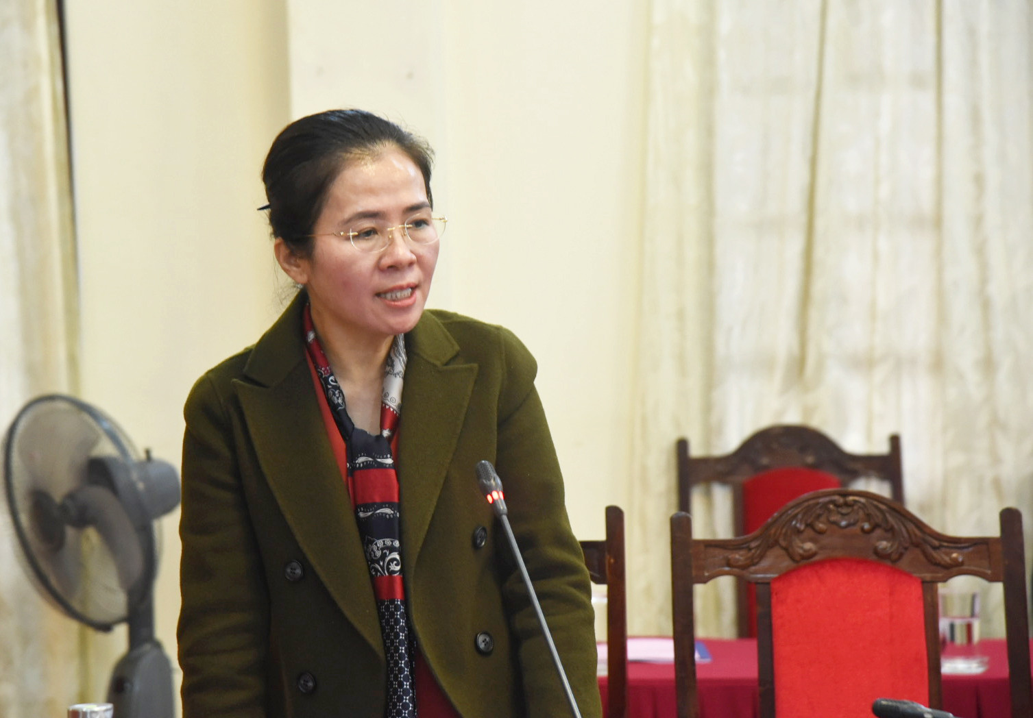 Đồng chí Võ Thị Minh Sinh - Ủy viên Ban Thường vụ Tỉnh ủy, Chủ tịch Ủy ban MTTQ Việt Nam tỉnh phát biểu tại hội nghị, nhấn mạnh sự cần thiết phải phối hợp chặt chẽ giữa MTTQ và các tổ chức chính trị - xã hội để cụ thể hóa các nội dung Nghị quyết 04. Ảnh: TG