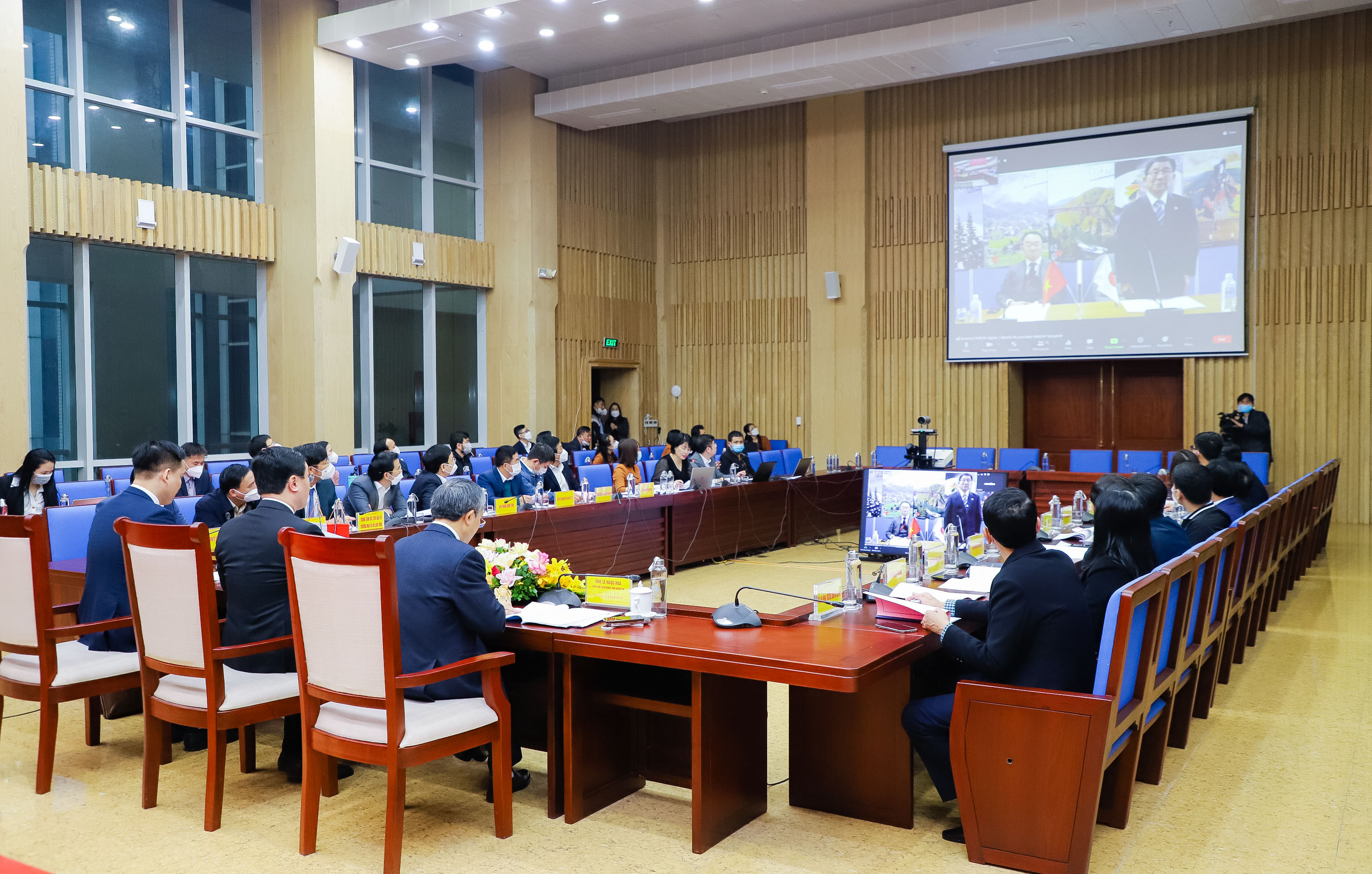 Hội nghị trực tuyến với các điểm cầu tại tỉnh Nghệ An, tỉnh Gifu và các bộ, ngành, tổ chức quốc tế là sáng kiến kết nối trong bối cảnh đại dịch Covid-19 khiến việc gặp gỡ trực tiếp trở nên khó khăn. Ảnh: P.B